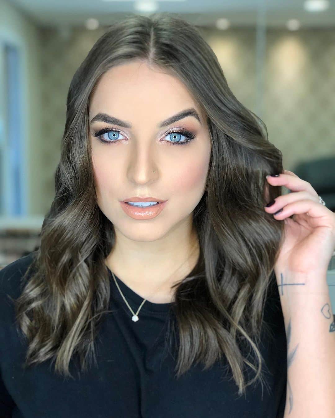 Bruna Unzuetaのインスタグラム：「Aqueleeee carão pra mostrar a make de ontem! Passa pro lado pra ver ela melhor! Ficou lindja, né? 😍 @isadora.bonadio」