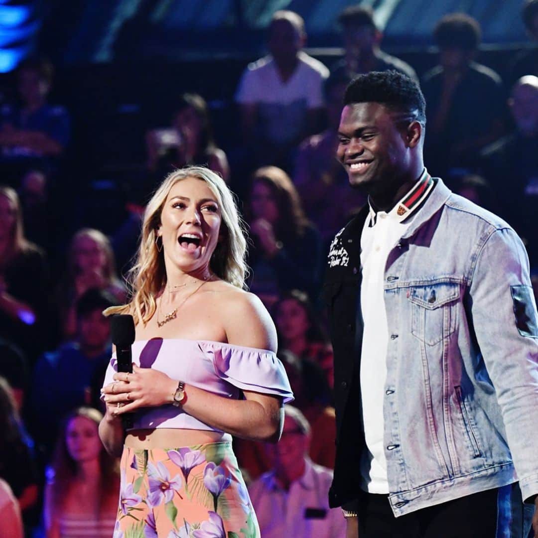 ミカエラ・シフリンのインスタグラム：「I may be chasing snow/winter now ❄️, but I had SO much fun earlier this summer at the #KidsChoiceSports Awards! Catch me presenting with @zionwilliamson on the show this Saturday night (tomorrow) at 8/7c on @Nickelodeon! 💚」