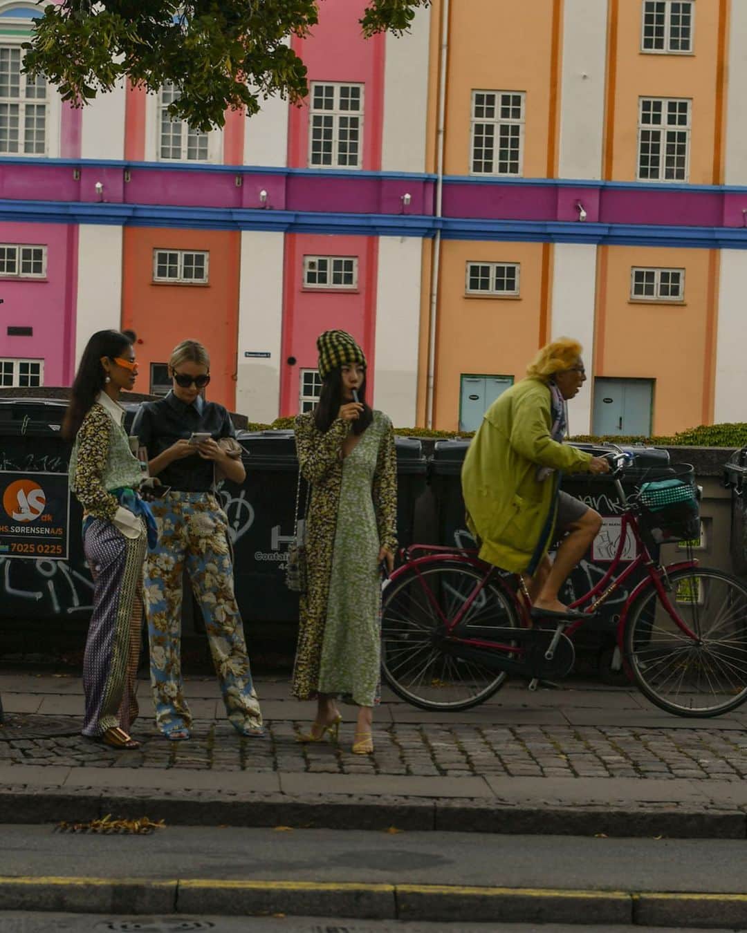セルフリッジズさんのインスタグラム写真 - (セルフリッジズInstagram)「This way for 'Scandi Cool' | Street style files from Copenhagen Fashion Week. Shop Scandinavian Favourites @baumundpferdgarten, @acnestudios, @ganni and more online and in store at #SelfridgesLondon on 3 . . . 📸 by @marc_henri_ngandu  @cphfw #CopenhagenFashionWeek #StreetStyle #Copenhagen #FashionWeek #Selfridges」8月10日 1時20分 - theofficialselfridges