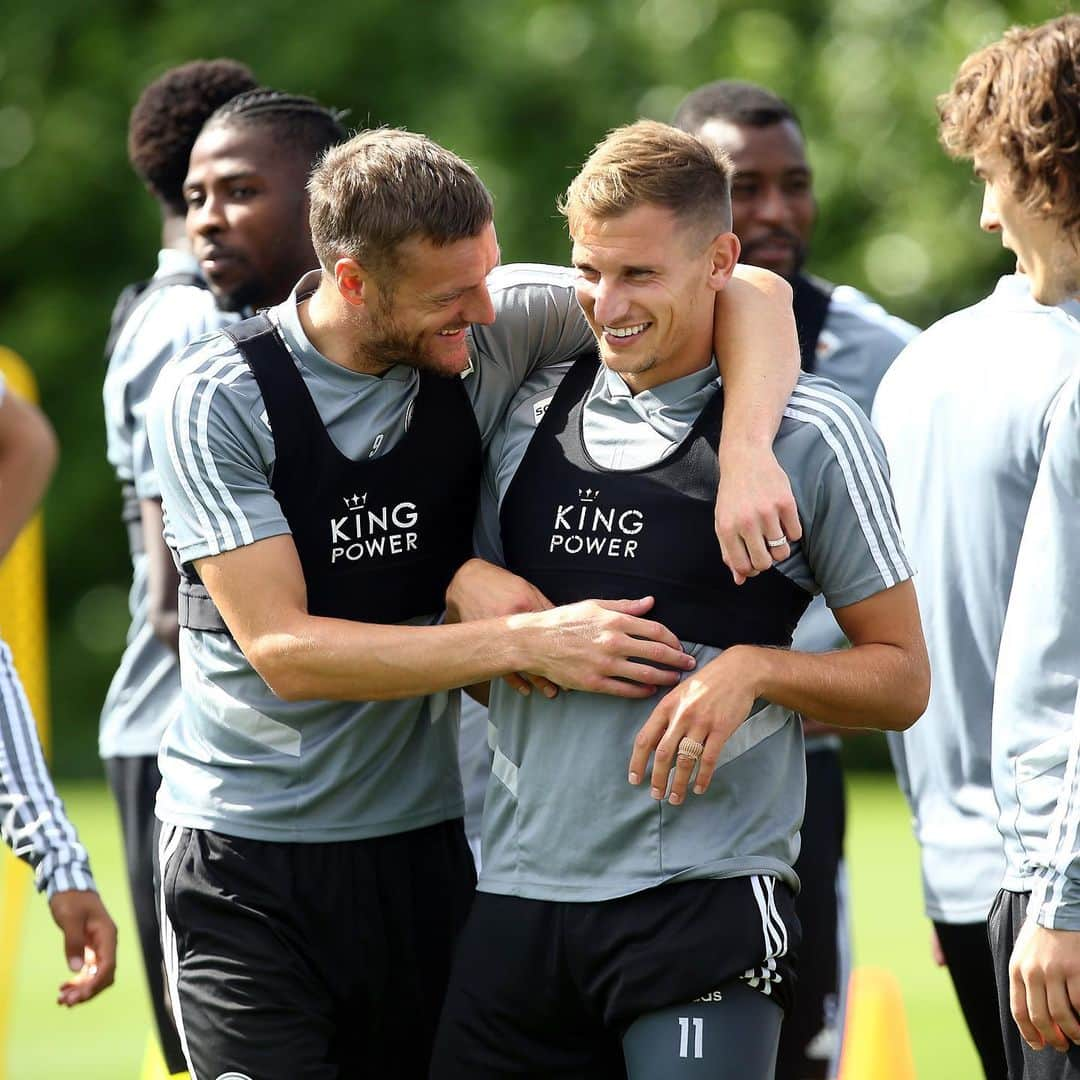 レスター・シティFCさんのインスタグラム写真 - (レスター・シティFCInstagram)「Leaving work with your best mate on a Friday 😁 . . . #FridayFeeling • #lcfc」8月10日 1時21分 - lcfc