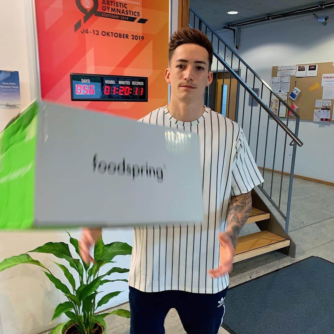 マゼル・ニューエンのインスタグラム：「AD | Finally friday 🙌🏼 And in addition to that I received a surprise from @foodspring 🌱  No better way to start the weekend!😊 #friday #foodspring #foodspringfamily #surprise #training #gymnastics #hochdiehändewochenende」