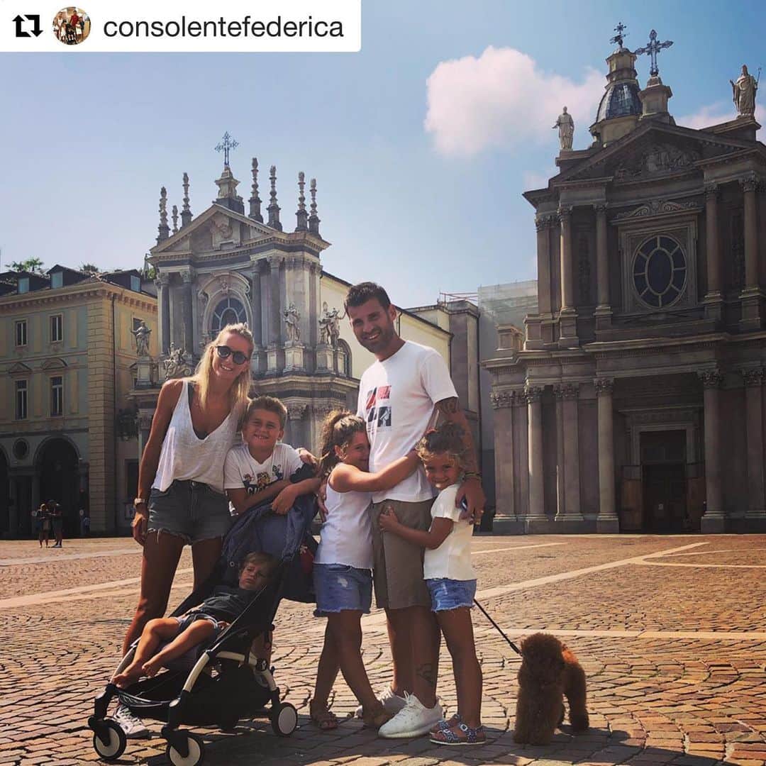 アントニオ・ノチェリーノのインスタグラム：「#Repost @consolentefederica with @repostapp ・・・ See you soon beautiful Italy 🇮🇹 nice to see all my lovely family my sisters in law my friends my best friends nice to meet all Timiama guys...it’s always a huge pleasure to spend time with all of you... THANKS ❤️🙏🏻🇮🇹🔝 #italy#byebye#seeyousoon#awsome#family#friends#places#wewillmissyou#allofyou#thanks#nocerinosfamily#letsgobackhome ❤️👋🏻 @nunzianocerino78 @patrizianocerino  @gigi.serafini @lollo.serafini @francesconocerino23 @_francescoserafini ...」