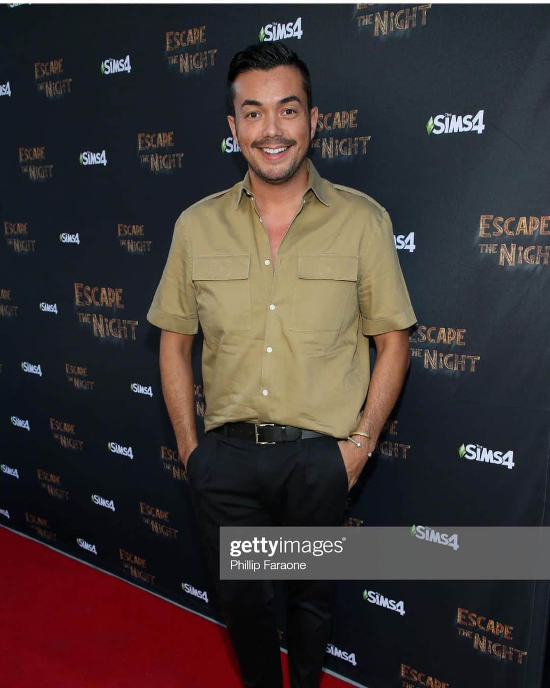アンソニー・ラモスのインスタグラム：「A red carpet and an escape room all in one night! @escapethenight #etnescaperoom 📷: @gettyimages @philfaraone_」