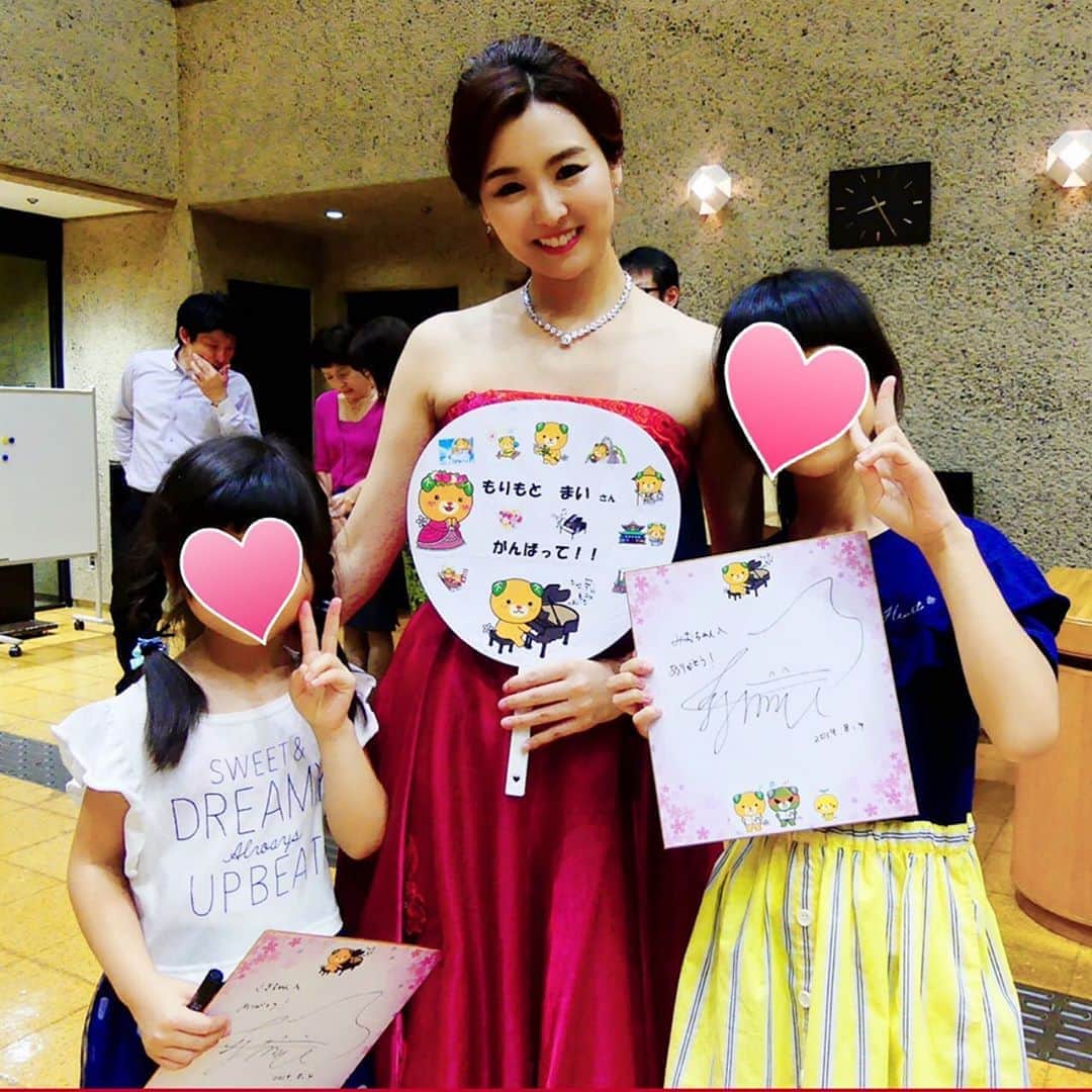 森本麻衣のインスタグラム：「宝物❣️ こんなに素敵な応援うちわを作って来てくれました🌼 . 大切に作ってくれたものを 頂いてしまい、ごめんね🎹 . みおちゃん👭さきちゃん 本当にありがとう✨ . お顔を出して良いかお聞きしていなかったので、💗を付けさせてもらうね👌 . . 10月鳥取公演も、12月愛媛公演（伊予市）も楽屋に持っていくよ🍀 . . . . #ありがとう#うちわ#嬉しくて#宝物#飾るね #森本麻衣#みきゃん#ピアノ#ピアニスト#愛媛#松山#応援#うちわ#コミセン#🎹#👗#コンサート#ショパン #maimorimoto#piano#pianist#cute#sisters#thankyou#ehime#matsuyama#concert#classicalmusic#chopin」
