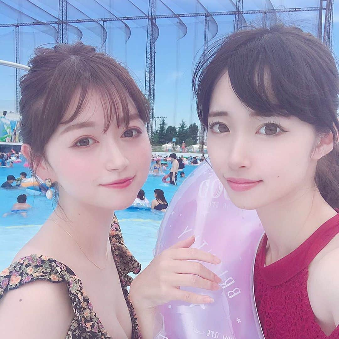 のインスタグラム：「芹菜さま(@kawakoserina )、コミケで死なないでください . 🏊‍♀️💗 . . #プール#よみラン#夏#ナイトプール#よみうりランド#よみうりランドプール#プールWAI#ウォータースライダー#水着#summer#pool#swimming#bikini#holiday#make」