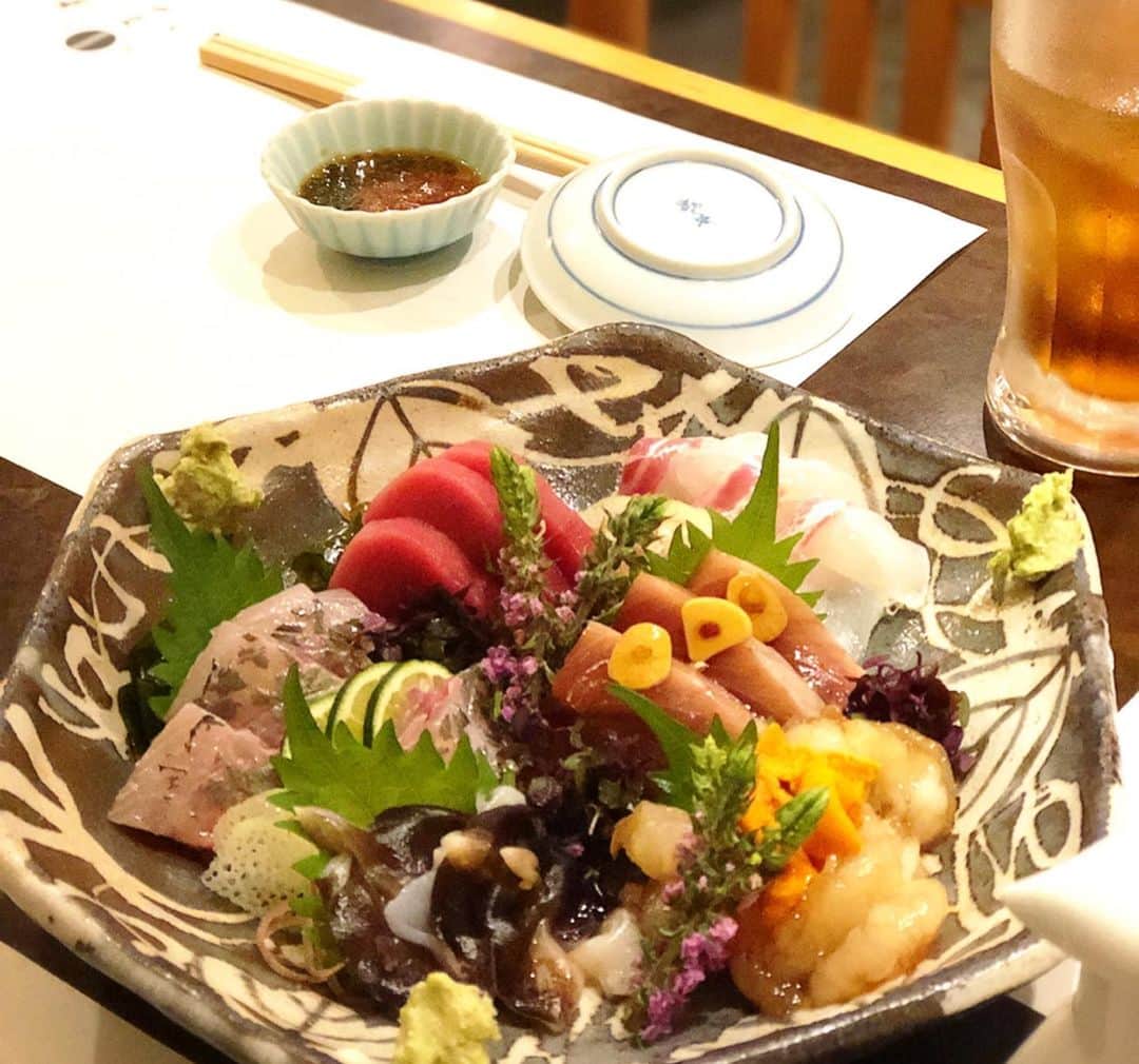花田浩菜さんのインスタグラム写真 - (花田浩菜Instagram)「#ママの夏休み の日 🙆‍♀️ . . 旦那くんに👶を見てもらって、大好きな親友達と#築地 にある#いま津 でご飯した夜。 見るからに美味しい…！！ないくら×うにの最高すぎる土鍋ご飯🤤🤤🤤🤤 ここのお料理、本当に本当に美味しくて😭久しぶりに夜の美味しいもの会と大好きな友人達との他愛もない話が心から幸せでした。 このお店、お気に入りリストに仲間入り🤤❤️ . . 気がつけば1週間くらい更新するのも忘れていて、この数ヶ月ほどの体の疲れがどっときていたようで。息子も熱出すのと同時に自分も必ず移っていた5ヶ月間を経てwこの数週間は息子が風邪治ったのに私がずっと咳鼻水が止まらず耳まで聞こえづらくなってしまい😂 息子が寝ていて時間ができても携帯の画面も見るのもしんどくて、、夜もパタンと寝てしまっていて家事も育児も最低限のこともできなくて、自分の余裕の無さに凹む、、なダメママな時だったので。数回マッサージに行かせてもらったり、ご飯に行かせてもらったり、病院にも行って薬もらえたりとしていたら体調が良くなると同時にだいぶ元気に🙆‍♀️ . . 我が家は土曜日は毎週旦那が仕事なので保育園もないし街は混んでるしとても暇なのですが笑、最近あまりに暑いので、出かけるときは朝早めにお散歩コースで帰るまでに息子が寝てしまった。。ので、お昼に買いすぎて熟れすぎたバナナをホットケーキミックスに入れて、卵と牛乳を入れずにヨーグルトを入れて焼いてみたら今までのホットケーキは何だったの！？って位もっちもちになり幸せ…🤤😍❤️と思いながら息子の寝顔に癒されつつ、携帯のんびり見れる余裕もできて、小さな事が本当に幸せに思える普通の日常が戻ってきました😂❤️ 健康も大事だし、ママの心の余裕ってとっても大事と再確認。 明日から我が家はしばらくお盆休み❤️なのでほんと大人の人手がいるのが助かりすぎて楽しみで仕方がない今日このごろでした😂❤️ . . #築地グルメ #東京グルメ #うにいくらごはん #美味しいもの #美味しいもの好きな人と繋がりたい #ママライフ #男の子ママ #新米ママ #l4l #happy #happydays」8月10日 12時30分 - hanadahirona