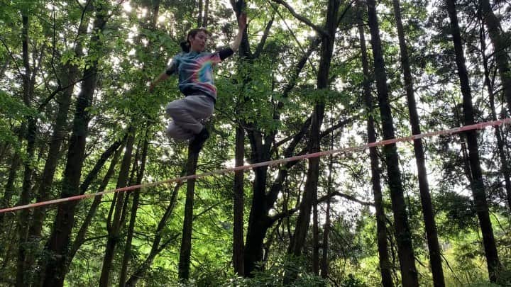 福田恭巳のインスタグラム：「Just fun!! * * やっぱり緑の中でのスラックラインは 気持ちいい❤️ * * @gibbonslacklines  #スラックライン #slackline #slacklife #ヨガ #ピラティス #バランス #yukimi  #産後ママ #産後スラックライン #女の子ママ #赤ちゃんのいる生活」