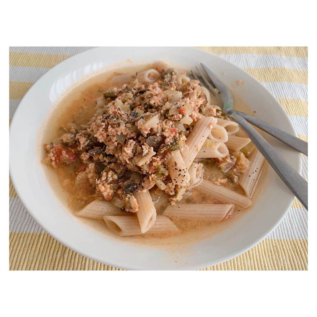 高原愛のインスタグラム：「最近の低脂質高タンパク質ごはん👨‍🍳🍽 鶏胸肉をフードプロセッサーでミンチにして、セロリ、トマト、きのこ、コンソメ、塩胡椒で炒めて玄米パスタであえるだけ🍝意外と簡単で美味しい😋  パスタや、岩塩はいつもiherbで購入☺️ #低脂質高タンパク#低脂質高タンパク質#ダイエットメニュー#ダイエットごはん#アスリート飯#美味しく楽しく#筋トレ#筋トレ女子#おうちごはん#鶏胸肉#鶏胸肉レシピ#鶏胸肉レシピ教えてください#homecook#cooking#cooklover#lunch#iherb#iherb購入品#brownrice#pasta#glutenfree#👨‍🍳#❤️#愛ゴハン」