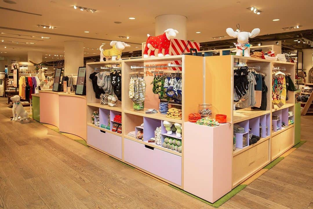 Nordstromさんのインスタグラム写真 - (NordstromInstagram)「Say hello to our most adorable Pop-In@Nordstrom yet! A one-stop-shop to best spoil your furry friends, Pet Shop from #NordstromPop offers toys, treats, clothes and accessories (plus personalization!) for the #1 pet in your life. Stop by #nordstromseattle or head to the link in our bio to shop the product now.」8月10日 10時57分 - nordstrom