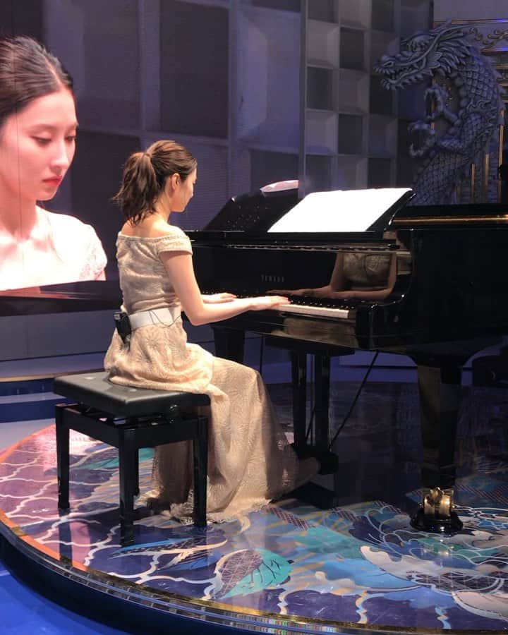 大石絵理のインスタグラム：「昨日TEPPEN見ていただいた方々、ありがとうございます🥰 リハーサル風景をちょびっと。 TEPPENは、リハーサルから緊張します笑 私のドレスは @tadashishoji @tadashishoji_japan 🌹🎼 シルエットが綺麗なので、よく着ています💕」