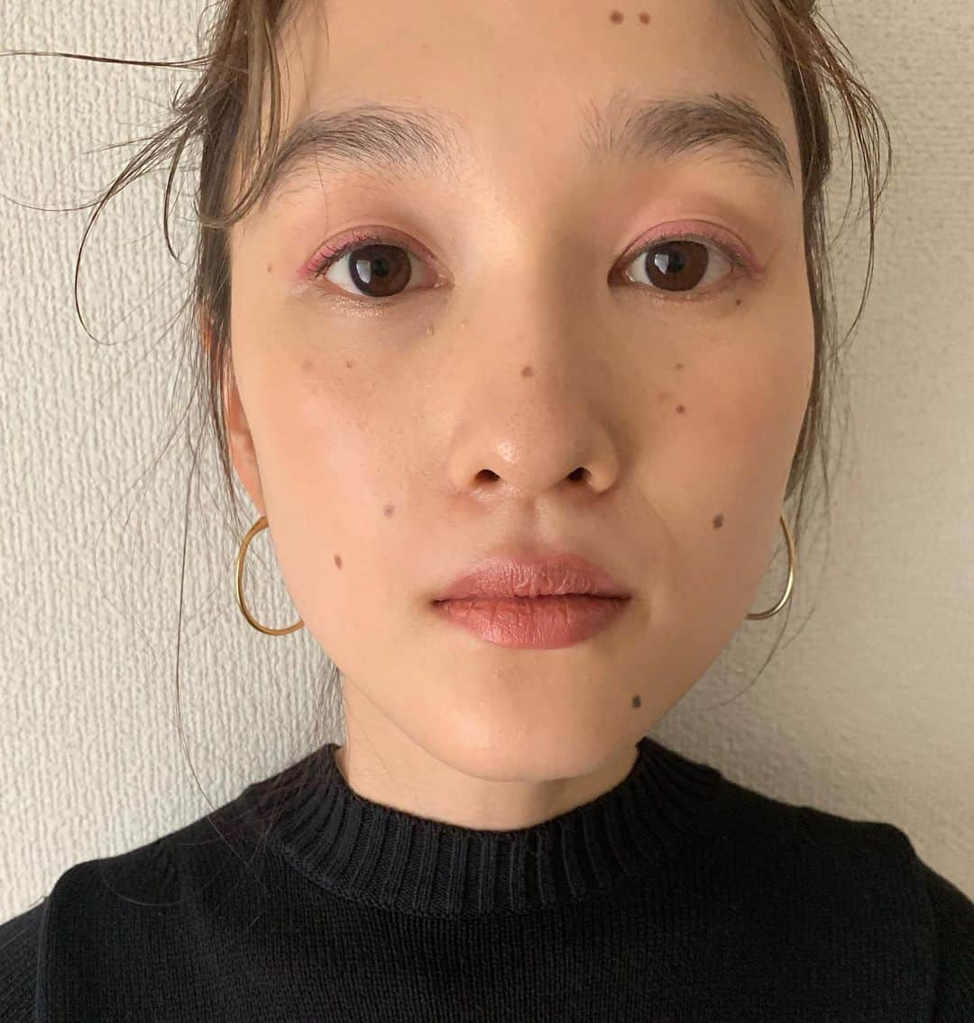 まつだみらいさんのインスタグラム写真 - (まつだみらいInstagram)「今日もご視聴ありがとうございました！  今回は、ローラメルシェの 4番のお色味を軸に、 ベージュ系のmakeupです！  リップ、動画の中でもお話ししているのですが、 桃みたいに優しいお色味で上品なんです。 みやこちゃんも気に入ってくれて嬉しい🍑✨✨ スパイスにマットなピンクを入れたり、 品のある質感の中に遊びも加えております。  全体的にセミマットなmakeupです！  ヘアアレンジも あるので、ぜひ観てくださいね！  モデルにメイクするとき、 なかなかコメントが読めなくてすみません。 今見返していたのですが、沢山コメント、本当にありがとうございます！！😭 今回の感想や、 取り入れたいアイテムや方法などあれば、 こちらのコメント欄で教えてください☺️☺️ いつもありがとうございます💛  #ミラマドコスメ  2枚目の写真 上段左から @lauramercier フローレス フュージョン ウルトラ ロングウェア ファンデーション カシュー @mmmcosmetics_official スキンチューナー PI @chanel.beauty  ル ブラン ラ バース ロゼ @giovanni_japan shiny hairwax  @bobbibrownjapan パーフェクトリー ディファインド ロングウェア ブロー ペンシル02  下段左から @lauramercier ルージュ エッセンシャル シルキー クリームリップスティック 04 @narsissist ラディアントクリーミーコンシーラー1242  @AMA ra__official アネリアナチュラルトリートメントマスカラ ブラウン @lauramercier intense rose gold(8/21発売） @lauramercier FRRSCO キャビアスティックアイカラー(8/21発売） @diormakeup オンステージ ライナー851マットピンク @celvoke.jp カムフィー ブラッシュ 03」8月10日 11時01分 - mira0911