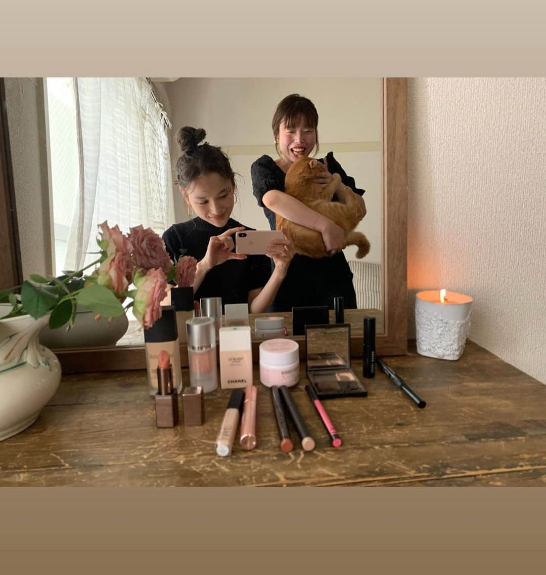 まつだみらいさんのインスタグラム写真 - (まつだみらいInstagram)「今日もご視聴ありがとうございました！  今回は、ローラメルシェの 4番のお色味を軸に、 ベージュ系のmakeupです！  リップ、動画の中でもお話ししているのですが、 桃みたいに優しいお色味で上品なんです。 みやこちゃんも気に入ってくれて嬉しい🍑✨✨ スパイスにマットなピンクを入れたり、 品のある質感の中に遊びも加えております。  全体的にセミマットなmakeupです！  ヘアアレンジも あるので、ぜひ観てくださいね！  モデルにメイクするとき、 なかなかコメントが読めなくてすみません。 今見返していたのですが、沢山コメント、本当にありがとうございます！！😭 今回の感想や、 取り入れたいアイテムや方法などあれば、 こちらのコメント欄で教えてください☺️☺️ いつもありがとうございます💛  #ミラマドコスメ  2枚目の写真 上段左から @lauramercier フローレス フュージョン ウルトラ ロングウェア ファンデーション カシュー @mmmcosmetics_official スキンチューナー PI @chanel.beauty  ル ブラン ラ バース ロゼ @giovanni_japan shiny hairwax  @bobbibrownjapan パーフェクトリー ディファインド ロングウェア ブロー ペンシル02  下段左から @lauramercier ルージュ エッセンシャル シルキー クリームリップスティック 04 @narsissist ラディアントクリーミーコンシーラー1242  @AMA ra__official アネリアナチュラルトリートメントマスカラ ブラウン @lauramercier intense rose gold(8/21発売） @lauramercier FRRSCO キャビアスティックアイカラー(8/21発売） @diormakeup オンステージ ライナー851マットピンク @celvoke.jp カムフィー ブラッシュ 03」8月10日 11時01分 - mira0911