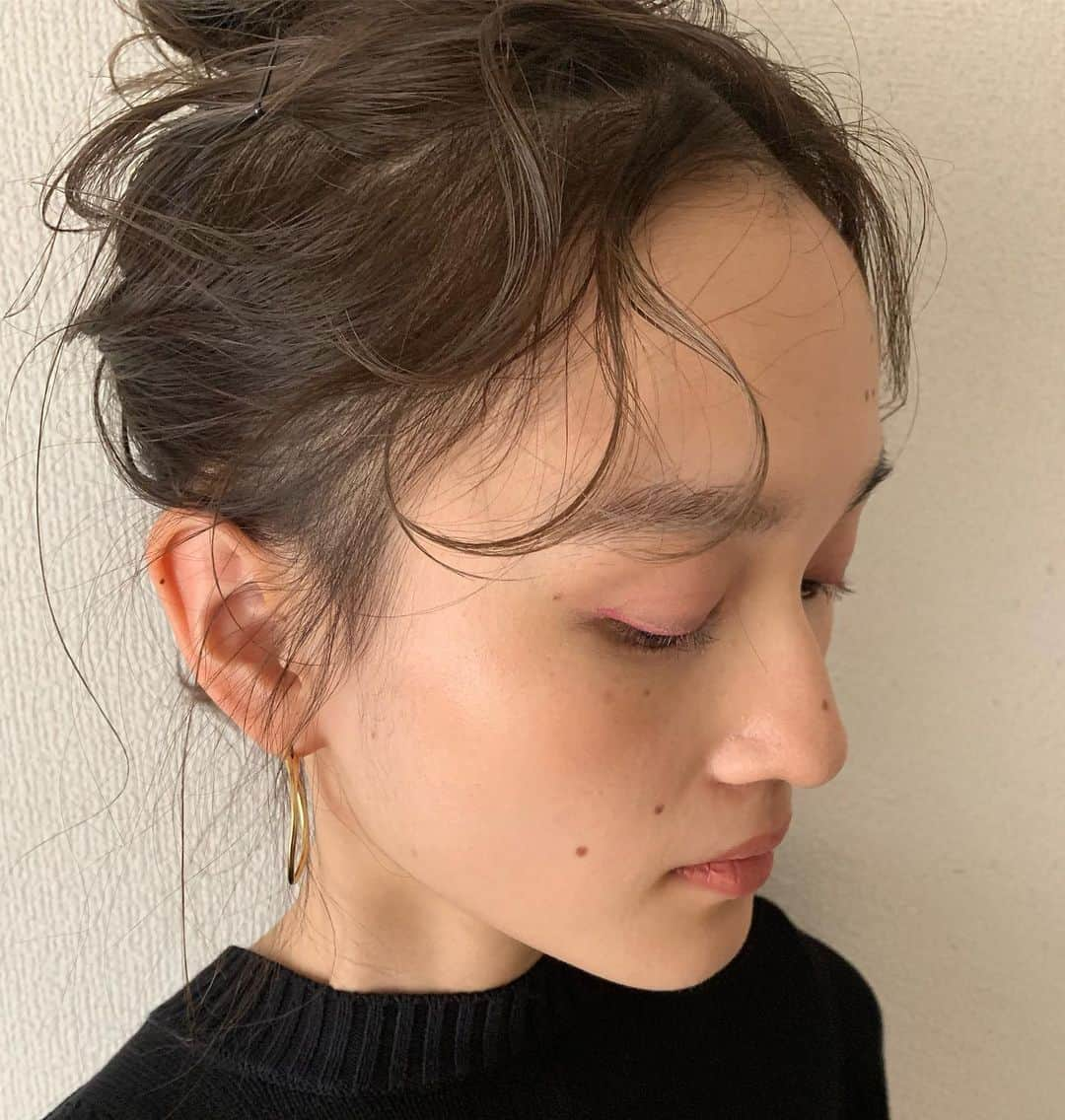 まつだみらいさんのインスタグラム写真 - (まつだみらいInstagram)「今日もご視聴ありがとうございました！  今回は、ローラメルシェの 4番のお色味を軸に、 ベージュ系のmakeupです！  リップ、動画の中でもお話ししているのですが、 桃みたいに優しいお色味で上品なんです。 みやこちゃんも気に入ってくれて嬉しい🍑✨✨ スパイスにマットなピンクを入れたり、 品のある質感の中に遊びも加えております。  全体的にセミマットなmakeupです！  ヘアアレンジも あるので、ぜひ観てくださいね！  モデルにメイクするとき、 なかなかコメントが読めなくてすみません。 今見返していたのですが、沢山コメント、本当にありがとうございます！！😭 今回の感想や、 取り入れたいアイテムや方法などあれば、 こちらのコメント欄で教えてください☺️☺️ いつもありがとうございます💛  #ミラマドコスメ  2枚目の写真 上段左から @lauramercier フローレス フュージョン ウルトラ ロングウェア ファンデーション カシュー @mmmcosmetics_official スキンチューナー PI @chanel.beauty  ル ブラン ラ バース ロゼ @giovanni_japan shiny hairwax  @bobbibrownjapan パーフェクトリー ディファインド ロングウェア ブロー ペンシル02  下段左から @lauramercier ルージュ エッセンシャル シルキー クリームリップスティック 04 @narsissist ラディアントクリーミーコンシーラー1242  @AMA ra__official アネリアナチュラルトリートメントマスカラ ブラウン @lauramercier intense rose gold(8/21発売） @lauramercier FRRSCO キャビアスティックアイカラー(8/21発売） @diormakeup オンステージ ライナー851マットピンク @celvoke.jp カムフィー ブラッシュ 03」8月10日 11時01分 - mira0911