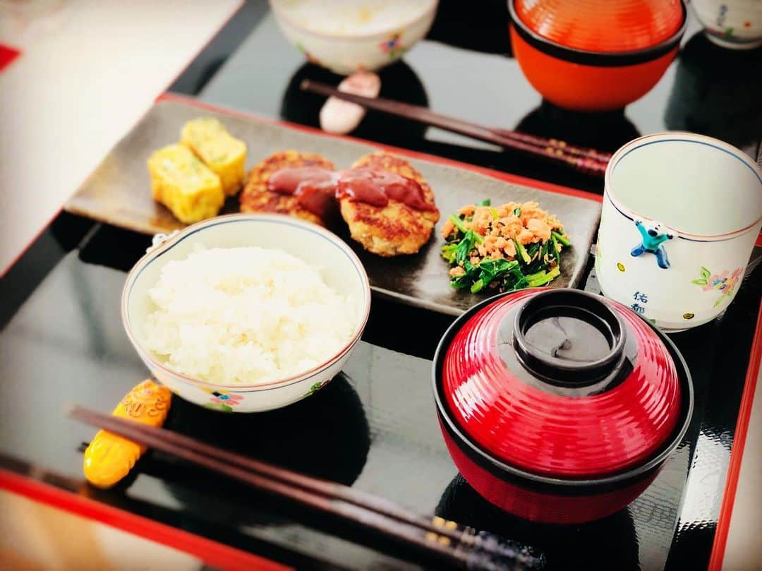 平愛梨さんのインスタグラム写真 - (平愛梨Instagram)「お母さんが作る朝ごはん🍚  毎朝食べる鮭を切らしてしまいどうしよう!と思ったら残ってた挽き肉でハンバーグにしてくれた🤩 美味しかったー🤤♡ 作ってもらえてバンビーノにご飯も食べさせてくれてみんな同時に「いただきます♡」で食せる時間。  同じものを食べて味わえて「美味しいね」が共感できることって私にとっては何よりも幸せで大事にしたいの🤤  グルメ番組🎌 恋しいよ🙈 #朝ごはん#母ご飯#百恵ごはん#美味しかった#有り難き幸せ#朝から#ゆっくり#食すには#時間と余裕が#大事だね」8月10日 11時02分 - harikiri_tairi