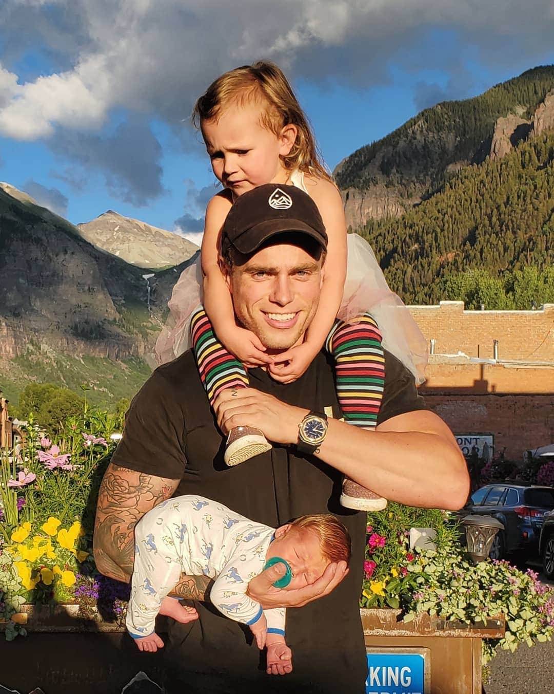 ガス・ケンワージーのインスタグラム：「Between my brother's kids and my shaved face my insta is just a baby album now... 🤷🏼‍♀️👨‍👧‍👦」
