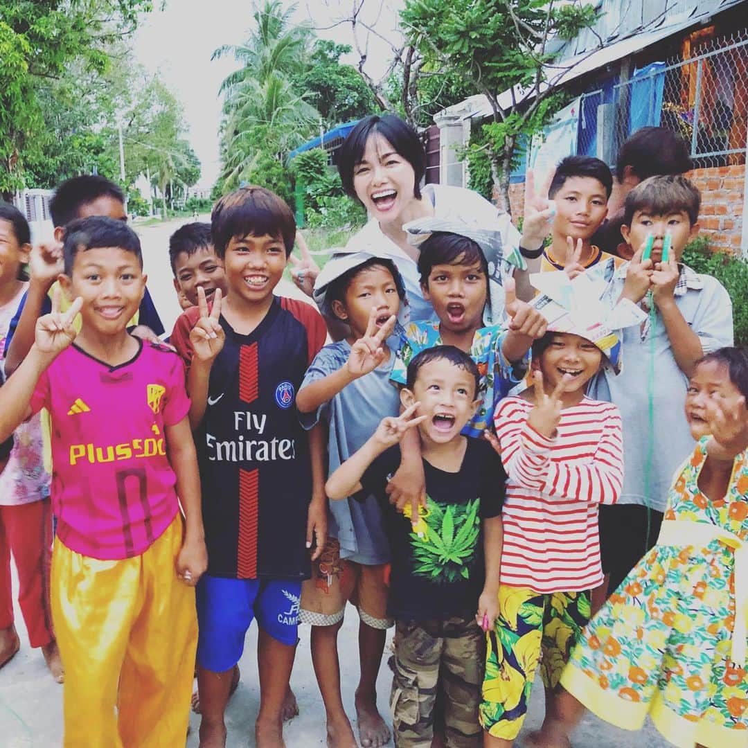 のインスタグラム：「カンボジアに来ています。 孤児院の子供たちを訪ねて来ました。 この後は、公立の学校で授業をさせてもらいます😊  #カンボジア #子供は世界の宝物」