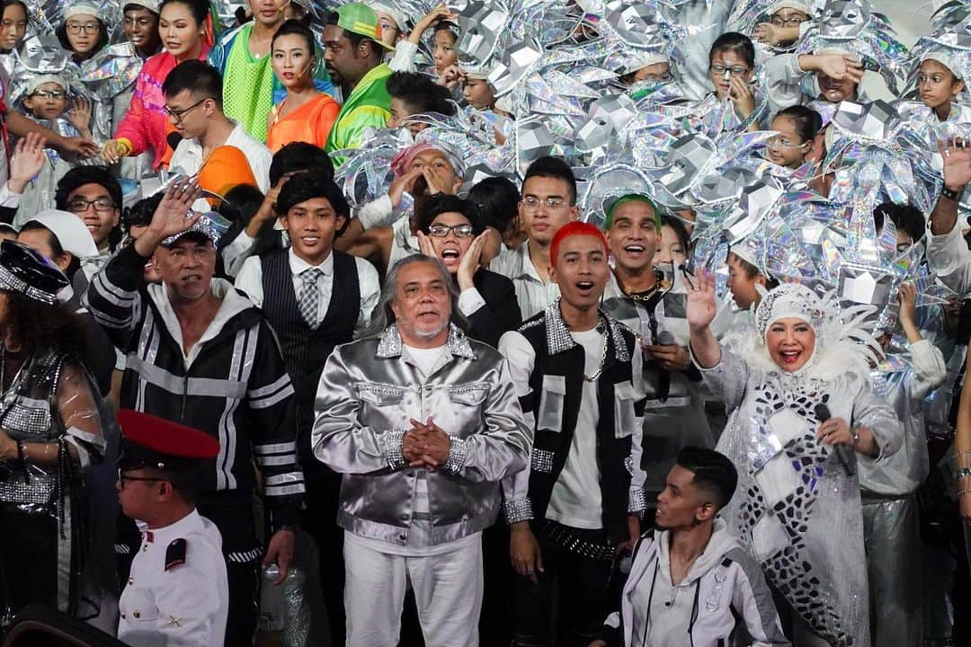 リー・シェンロンさんのインスタグラム写真 - (リー・シェンロンInstagram)「Happy birthday, Singapore! 🎉 ⠀⠀⠀⠀⠀⠀⠀⠀⠀ From the Red Lions and combined schools band, to the mobile column and Bicentennial performances, #NDP2019 was a stirring, yet heartwarming experience for all Singaporeans. It was moving to see people from all races, religions, and walks of life come together to celebrate our nation’s birthday. ⠀⠀⠀⠀⠀⠀⠀⠀⠀ Seeing parts of our Bicentennial Story depicted in the parade reminded us that Singapore’s story stretches back before independence, and even Raffles’ arrival on our shores. Our forefathers could not have imagined how far their descendants have come building an independent, sovereign, multicultural and multi-religious country and nation. As we remember our past, let us look to the future, with hope and determination as one united people. ⠀⠀⠀⠀⠀⠀⠀⠀⠀ Thanks to all the Parade organisers, participants, performers, crew, volunteers and support staff for yet another wonderful and meaningful celebration of #OurSingapore! – LHL ⠀⠀⠀⠀⠀⠀⠀⠀⠀ ([1,9-10] MCI Photos by Betty Chua; [2-8] Photos by me) ⠀⠀⠀⠀⠀⠀⠀⠀⠀」8月10日 11時12分 - leehsienloong