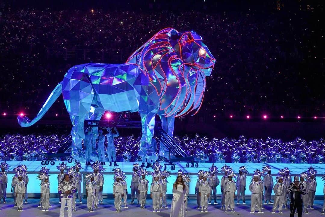 リー・シェンロンさんのインスタグラム写真 - (リー・シェンロンInstagram)「Happy birthday, Singapore! 🎉 ⠀⠀⠀⠀⠀⠀⠀⠀⠀ From the Red Lions and combined schools band, to the mobile column and Bicentennial performances, #NDP2019 was a stirring, yet heartwarming experience for all Singaporeans. It was moving to see people from all races, religions, and walks of life come together to celebrate our nation’s birthday. ⠀⠀⠀⠀⠀⠀⠀⠀⠀ Seeing parts of our Bicentennial Story depicted in the parade reminded us that Singapore’s story stretches back before independence, and even Raffles’ arrival on our shores. Our forefathers could not have imagined how far their descendants have come building an independent, sovereign, multicultural and multi-religious country and nation. As we remember our past, let us look to the future, with hope and determination as one united people. ⠀⠀⠀⠀⠀⠀⠀⠀⠀ Thanks to all the Parade organisers, participants, performers, crew, volunteers and support staff for yet another wonderful and meaningful celebration of #OurSingapore! – LHL ⠀⠀⠀⠀⠀⠀⠀⠀⠀ ([1,9-10] MCI Photos by Betty Chua; [2-8] Photos by me) ⠀⠀⠀⠀⠀⠀⠀⠀⠀」8月10日 11時12分 - leehsienloong