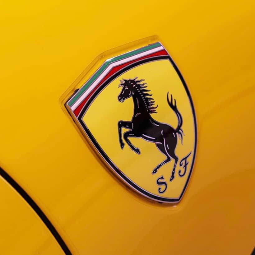 Ferrari USAさんのインスタグラム写真 - (Ferrari USAInstagram)「A shield signifying a commitment to excellence, innovation, and superior design. #FerrariFriday⁣ ⁣ 📷: @gtlifenz」8月10日 11時19分 - ferrariusa
