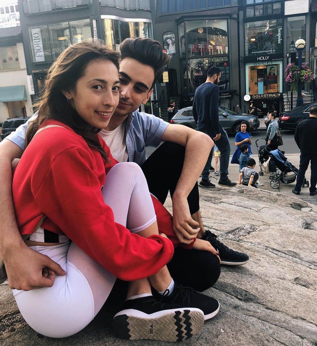 ネッタ・シュライバーのインスタグラム：「Two years of cringey jokes and bliss w my best friend 🤪❤️」