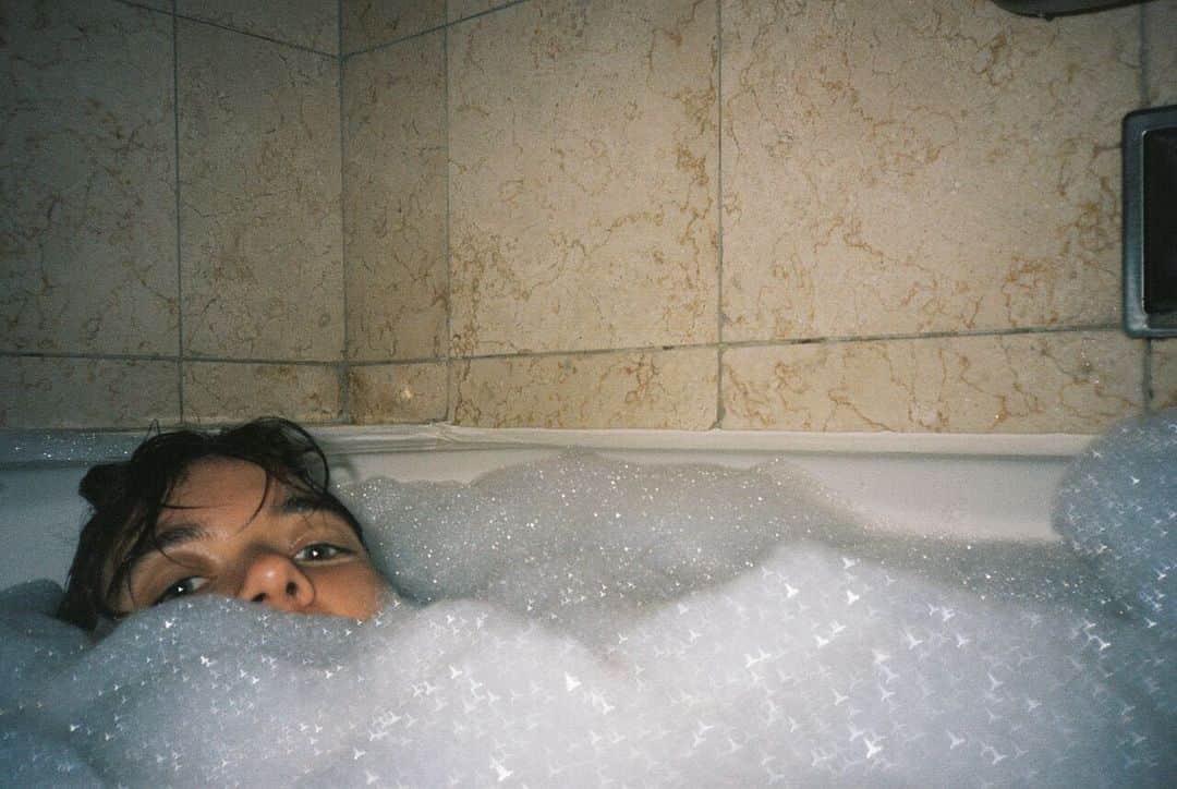 コートニー・バーネットのインスタグラム：「updated my spotify playlist(Link in bio) ❤️❤️❤️ Self portrait, Busan bath-tub • 35mm」