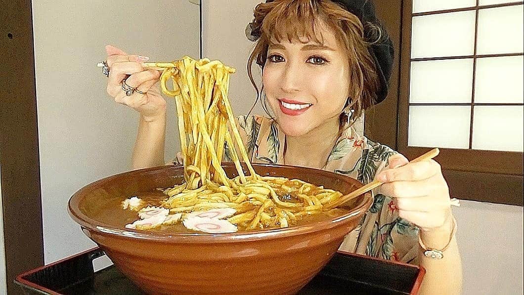 石関友梨のインスタグラム：「YouTube！完食者０人、デカ盛りすり鉢カレーうどんを汗だく本気食い★ #プロフィールからYouTube飛べます #小平の里 #狸穴亭 #まみあなてい #群馬グルメ #みどり市グルメ #デカ盛り #カレーうどん #大食い #大食い #手打ちうどん #鍾乳洞 #植物園 #キャンプ場」
