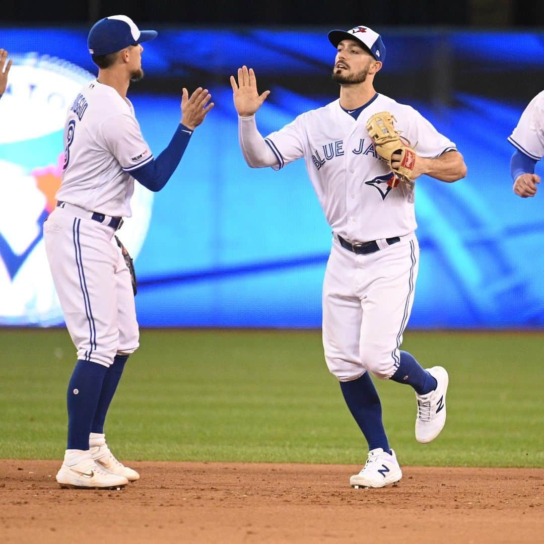 トロント・ブルージェイズさんのインスタグラム写真 - (トロント・ブルージェイズInstagram)「We love fun Fridays! Drop a ✋ for us! #BlueJaysWin」8月10日 11時29分 - bluejays