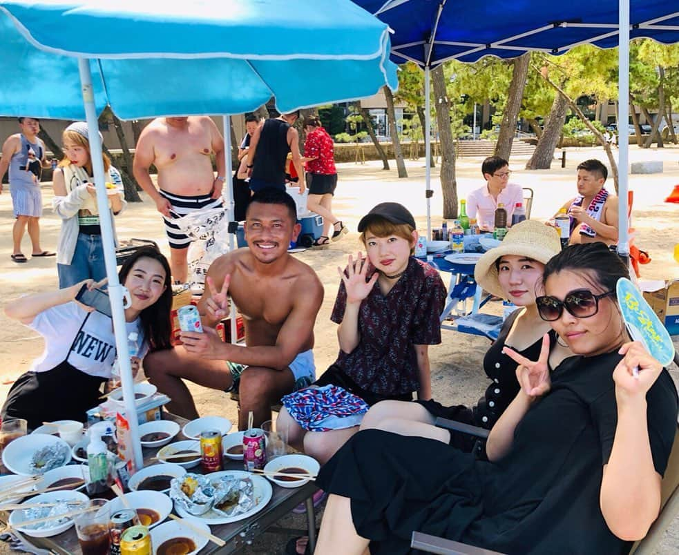 ryoma0808さんのインスタグラム写真 - (ryoma0808Instagram)「会社メンバーでBBQ in淡路島☺️🌴﻿ やっと夏らしい遊びできたけど、連日の飲みと猛暑で人生初の熱中症になりました😂﻿ そして8月8日で誕生日を迎え、お祝いもしていただきました！！﻿ いつも支えてくれる仲間や、お世話になりっぱなしの先輩方、慕ってくれる後輩ちゃん達に恩返しをしていく一年にしたいと思います！！﻿ あとは結婚やな〜🥰笑﻿ ﻿ また今年一年もたくさんお世話になりますが、﻿宜しくお願いします！！﻿ ﻿ ﻿ #BBQ #淡路島 #エイドクリエイツ #birthday﻿ #0808 #誕生日」8月10日 11時39分 - ryoma0808