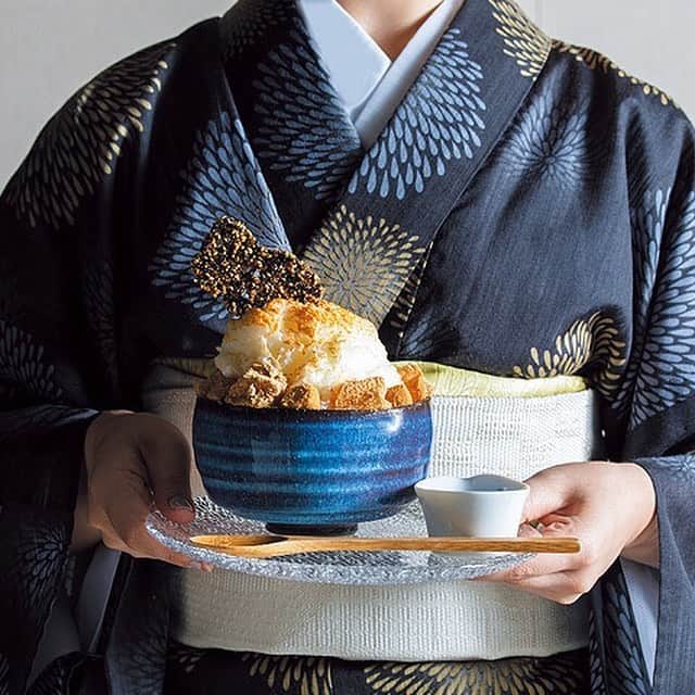 のインスタグラム：「猛暑の中頑張る自分へ。ご褒美かき氷で涼をとる！ . 夏着物を着こなすスタッフがサーブしてくれるのは、和テイストのかき氷。 わらび餅ときな粉をたっぷりのせたミルクのシェーブアイスで、底にはあずき、トップには胡麻のチュイールが乗る。  ほか、マンゴー＆ココナッツ版も用意。それぞれ特製の蜜をかけて堪能あれ。【by東カレ編集部】 .  店名 ▷ザ パレス ラウンジ／パレスホテル東京（THE PALACE Lounge） 最寄り駅 ▷大手町 ジャンル ▷バー・カフェ・ラウンジ TEL ▷03-3211-5309 住所 ▷千代田区丸の内 1-1-1 パレスホテル東京 1F シチュエーション ▷ 打ち合わせ・デート・友人 . ー続きは東カレwebまたはアプリにてー ▶︎『　東京カレンダー　ザ パレス ラウンジ　』で検索！ . #カフェ #かき氷 #スイーツ #東京カレンダー #東カレ #東カレグルメ #東京グルメ #都内グルメ #tokyocalendar #東カレを知らない若者に広めたい」