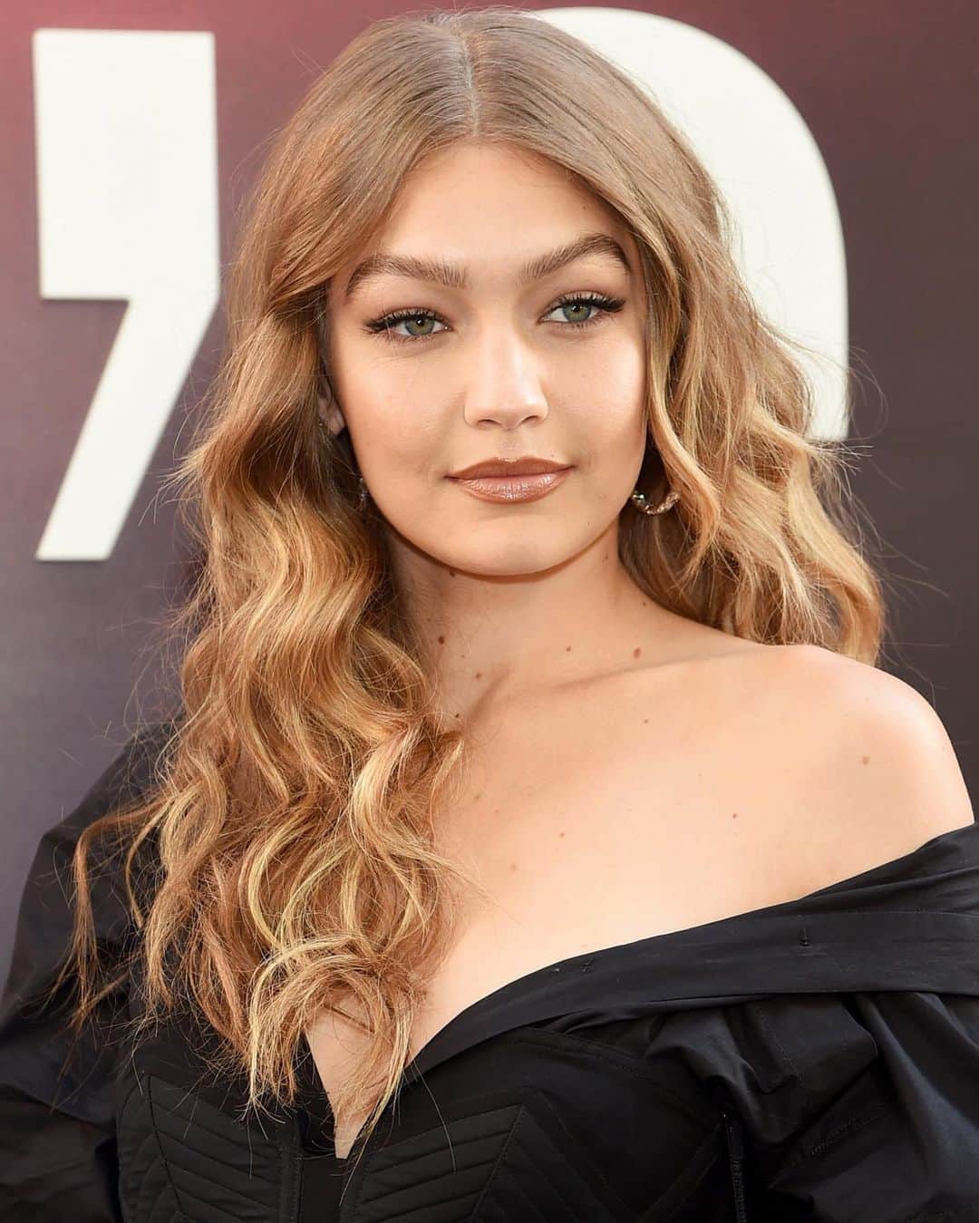Just Jaredさんのインスタグラム写真 - (Just JaredInstagram)「@gigihadid reveals she was robbed during her recent vacation in Mykonos. Tap this photo in THE LINK IN BIO for more.  #GigiHadid Photo: Getty」8月10日 11時42分 - justjared
