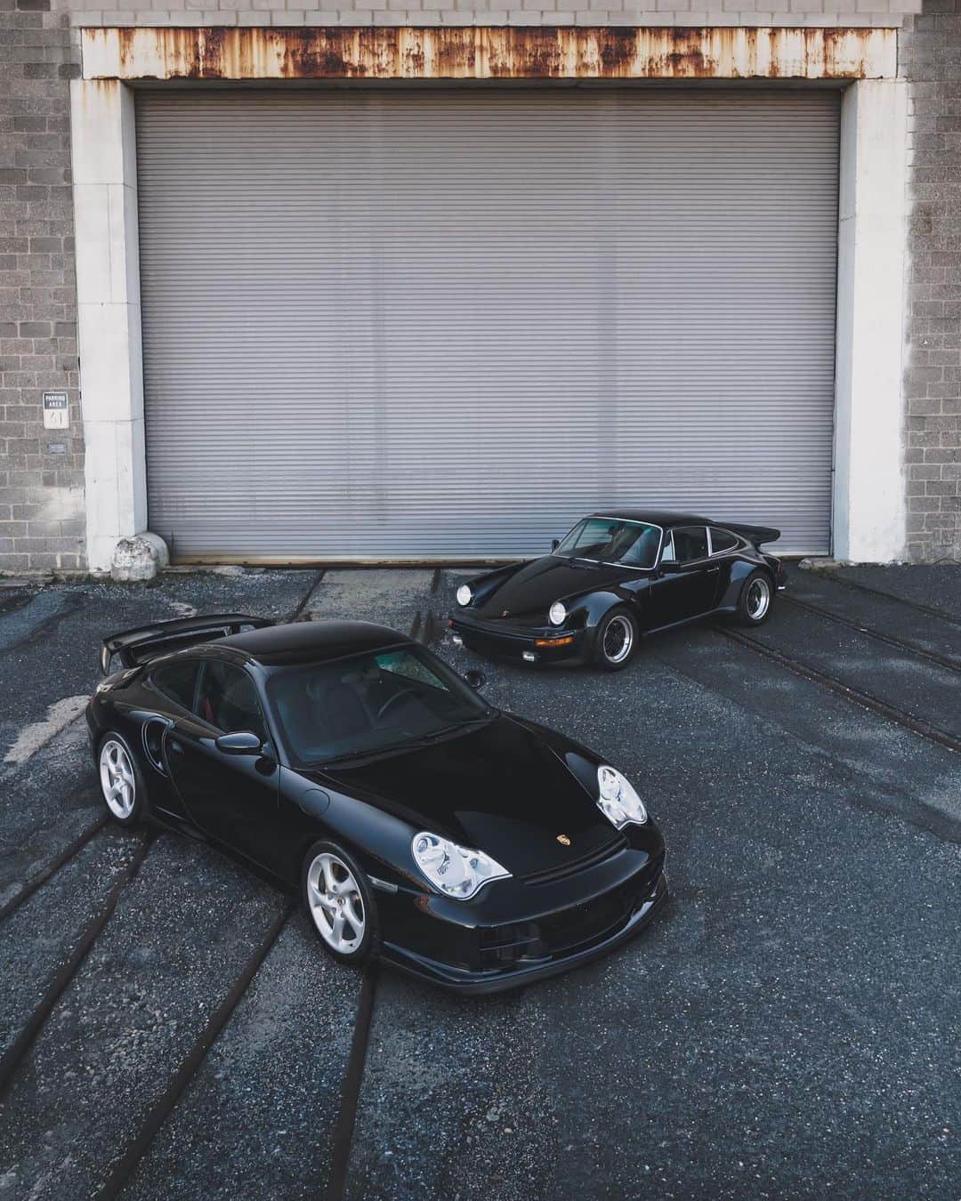 CarsWithoutLimitsさんのインスタグラム写真 - (CarsWithoutLimitsInstagram)「Porsche widow makers dressed in Black | 2003 Porsche GT2 & 1977 Porsche Turbo @lbilimited  #carswithoutlimits #lbilimited」8月10日 11時43分 - carswithoutlimits