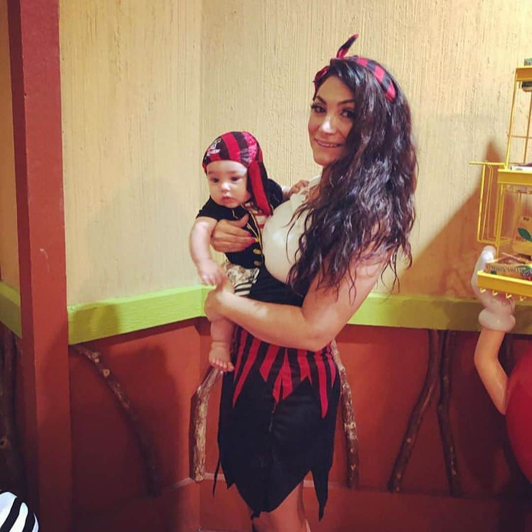ディーナ・ニコール・コルテーゼのインスタグラム：「Princess and pirates party at #gktwvillage tonight with @heartsofreality .. We loved going and meeting all the amazing families @gktwvillage tonight ❤️」