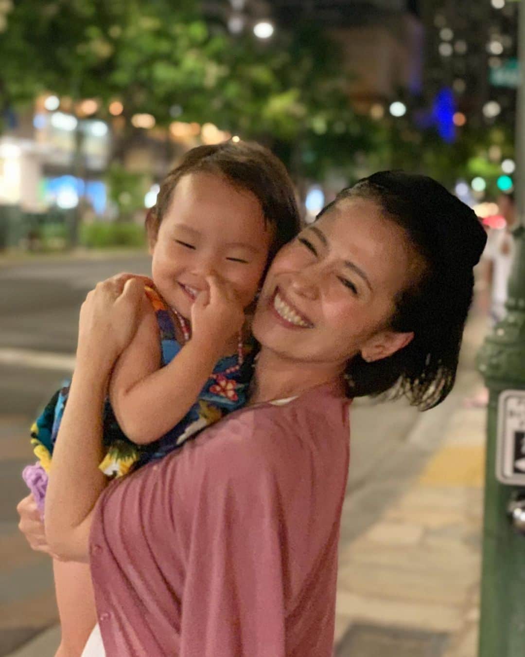 揚田亜紀のインスタグラム：「＃ハワイの街を散策中ー！ ＃夜明るいから毎日祭り気分♩ ＃歩いてるだけで最高に幸せ！ ＃バスは2ドルで街並み観光、大満足！ #心に余裕ができすぎてなんだか万能感に支配されてる！サンキュー！  #2歳#2歳児#からて#空手キッズ#女の子ママ#育児 #育児日記#港区#港区ママ#インスタ映え#baby#cute#cutebaby＃ハワイ＃ワイキキビーチ」