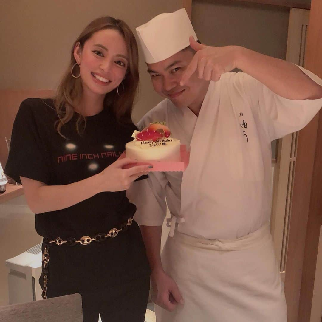 SHO-NOさんのインスタグラム写真 - (SHO-NOInstagram)「一昨日フライングバースデーしてもらえた～🤪🤟Apple Watch友達に引き続きウレシミ🤪🤟 こーやって誕生日祝ってもらえて本当にうれしい！😭✨ちなむと年齢は幸せじゃない 誕生日当日はこっそーーーりSHONOバースデーオフ会やるらしくていつも応援してくれてるファンの方々とフットサルする⚽️フットサルたのしみ！誕生日当日にファンの人たちとフットサルとかアイドルの鏡か。来年は彼氏できる予定だからフットサル参加しないで。爆 . . ここはひっっっっさびさにいった！鮨 由う！ #由う めちゃくちゃうまい！こんなかんじで職人さんも破天荒ボーイ🤟🤪大好きなお寿司屋さん！これからもよろしくお願い致します！ . . #誕生日 #8月10日 #ハートの日 #アラサー #アラサー…………………………………………」8月10日 11時55分 - shono.contact