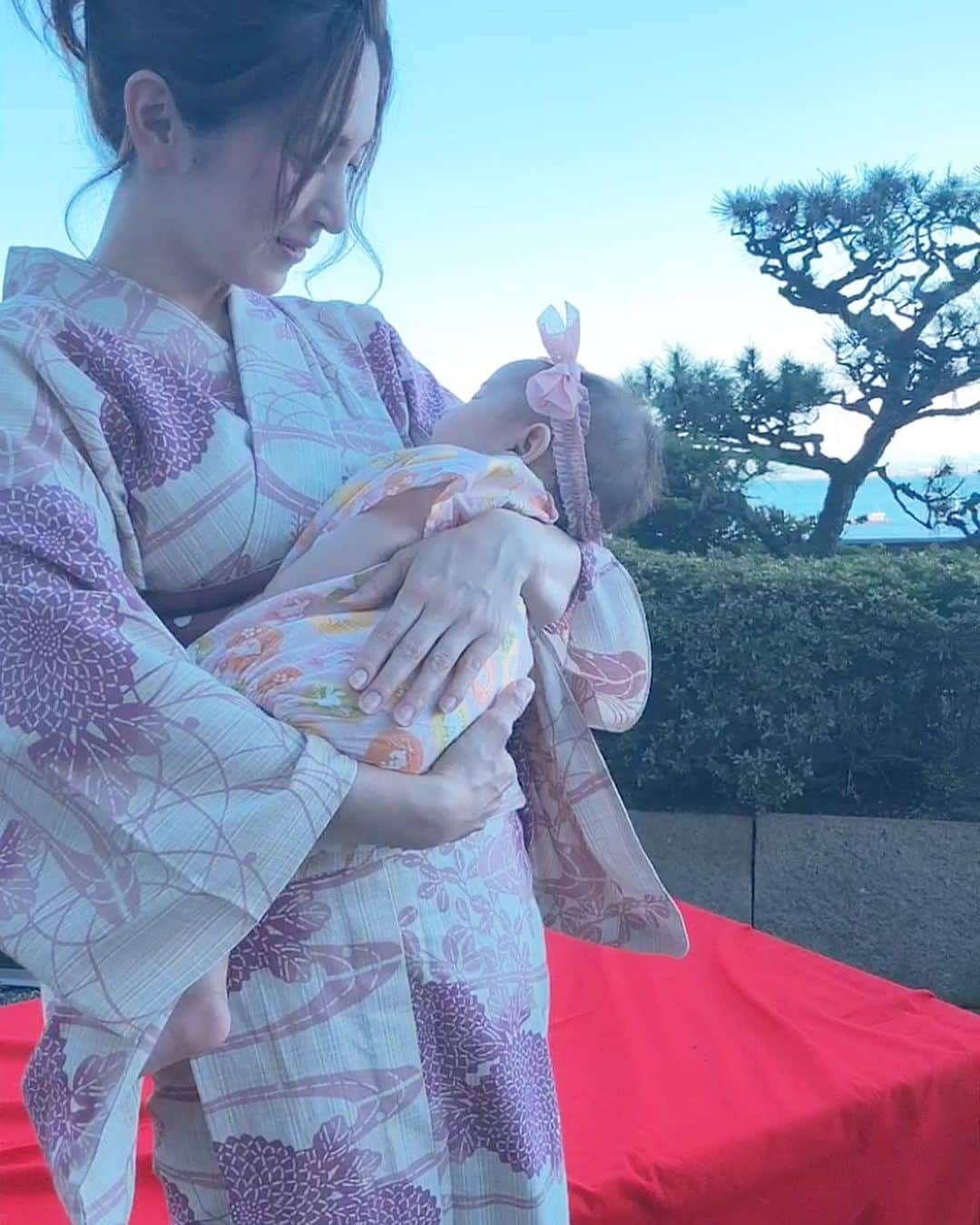 田中涼子のインスタグラム：「京都の素敵な浴衣作っていただいて今年も着ました💕 すごい！今までのは暑くて夕方は汗だくだったけどいい浴衣は涼しい〜！ @yuurimorishita ちゃんからプレゼントしてもらった リボンのヘアバンド💕これでなんとか女の子に(笑) うさ耳も早くつけたいね💕  ムービーはダブル抱っこ〜！ 毎日してるのでいい筋トレ★  #ダブル抱っこ #２歳7ヶ月 #4ヶ月ベビー」