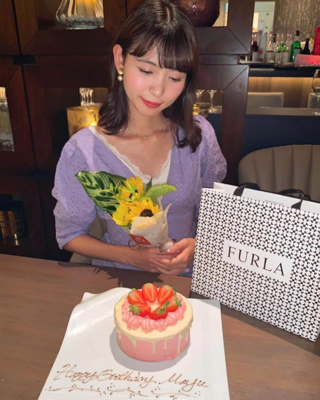 山田麻由さんのインスタグラム写真 - (山田麻由Instagram)「昨日、21歳になりました💐﻿ ﻿ 昨年応援してくださってた方も﻿ お祝いしてくれた方たくさんいて驚きました！﻿ 覚えててくださって嬉しかったです😢💗﻿ ﻿ その反面、見てくださる方がいるのが﻿ わかったのでもう少しSNS活用できたらな、と。﻿ 更新頻度上げられたらと思ってます🤔﻿ ﻿ 21歳はもっといろんなこと、チャレンジできたらいいな☺︎﻿ ﻿ 写真は親友たちに昨日お祝いしてもらったものです🌼﻿ ﻿ ﻿ #0809#birthday#表参道#表参道カフェ#撮影#撮影モデル#撮影依頼募集中#サロンモデル#サロモ#ポートレート#ポートレートモデル﻿」8月10日 12時05分 - mayu_yamada_