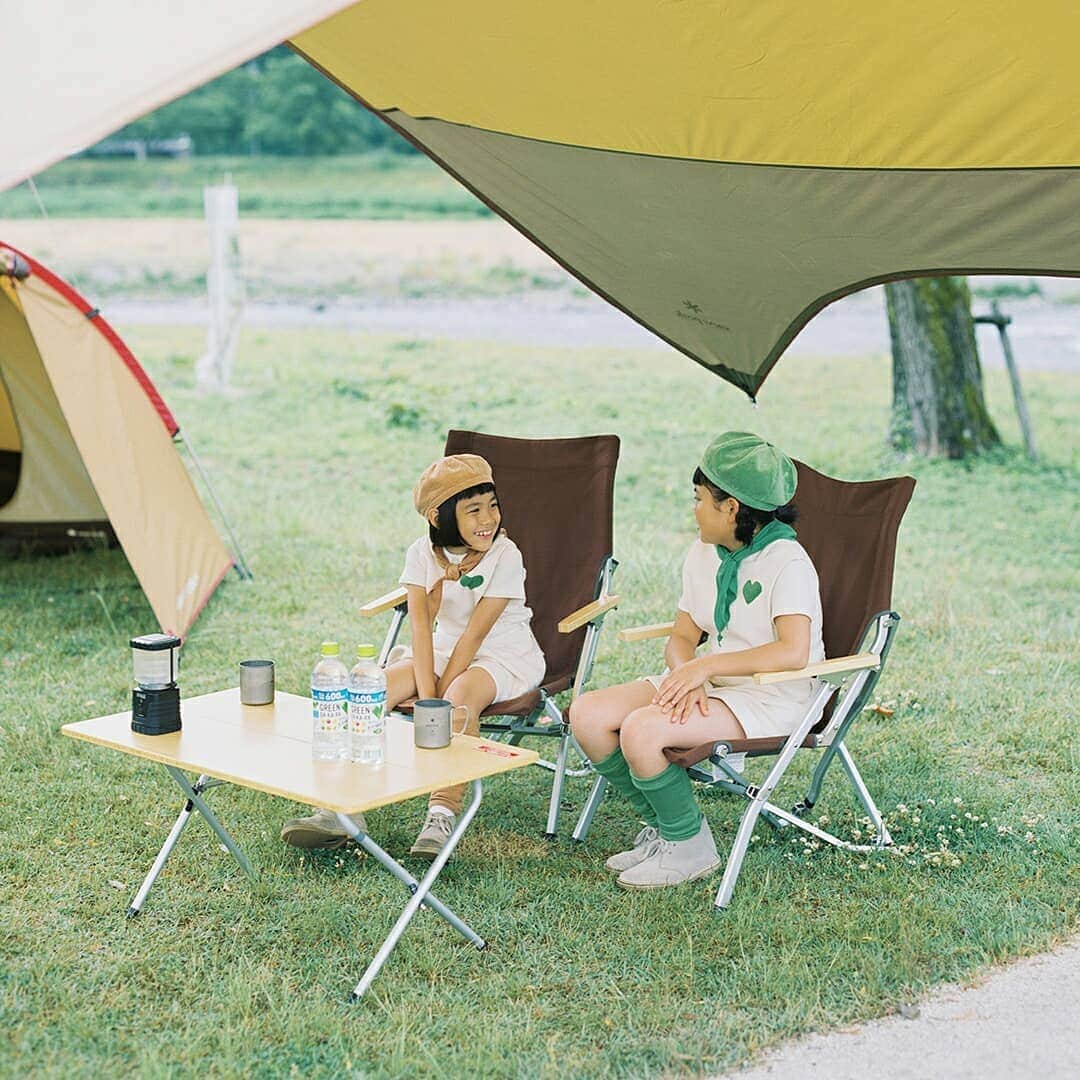サントリー　グリーンダ・カ・ラさんのインスタグラム写真 - (サントリー　グリーンダ・カ・ラInstagram)「今日からお盆の連休がスタート！ ダカラちゃんムギちゃんは、キャンプにきました。テントでお泊りってワクワクするね。 . #テンション上がる #ワクワク #キャンプ #camp #camping #アウトドア #テント #snowpeak #スノーピーク #summer #夏 #8月 #August . #💚 #グリーンダカラ #ダカラちゃんムギちゃんの季節のおたより」8月10日 12時00分 - suntory_greendakara