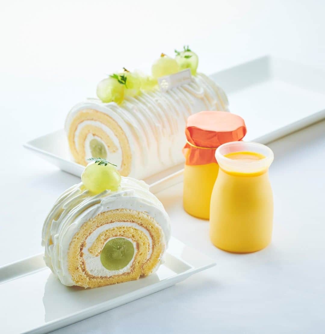 横浜ロイヤルパークホテルのインスタグラム：「1F ケーキショップ「コフレ」では、サマースイーツフェアを開催中♪ シャインマスカットを贅沢に使ったロールケーキや、なめらかな口溶けのマンゴープリンが登場。 暑い夏でも美味しくお召しあがりいただけます！  #横浜ロイヤルパークホテル#yokohamaroyalparkhotel #横浜 #yokohama #みなとみらい#ホテル #コフレ #スイーツ #夏スイーツ #ホテルスイーツ #ロールケーキ」