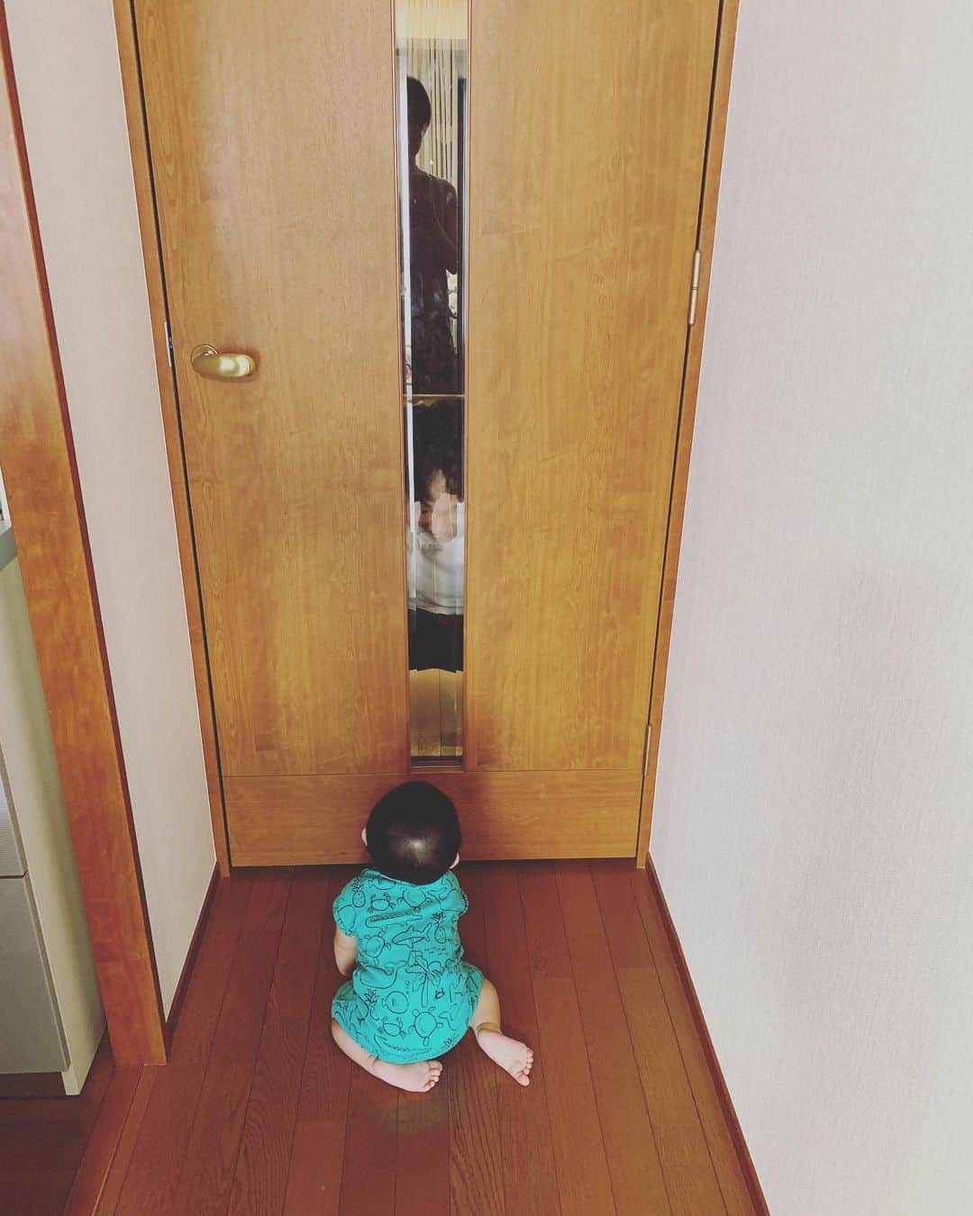 百千糸のインスタグラム：「パパをドア越しに待っていて可愛いんだけど、息子がいるからパパが向こう側からドアを開けられなくなってる図。 いとおかし。笑」