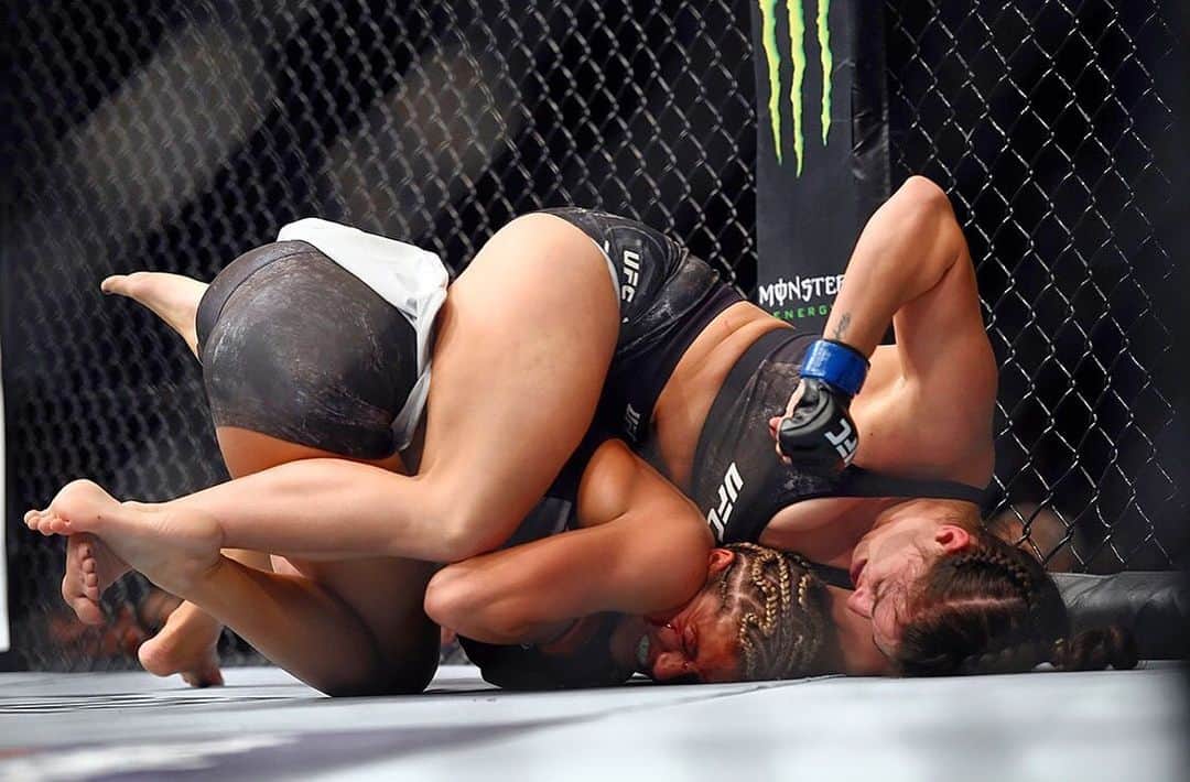 マッケンジー・ダーンのインスタグラム：「Cant wait to be back 🙏🏼 @ufc Oct. 12 Photo for @mmafightingdotcom」