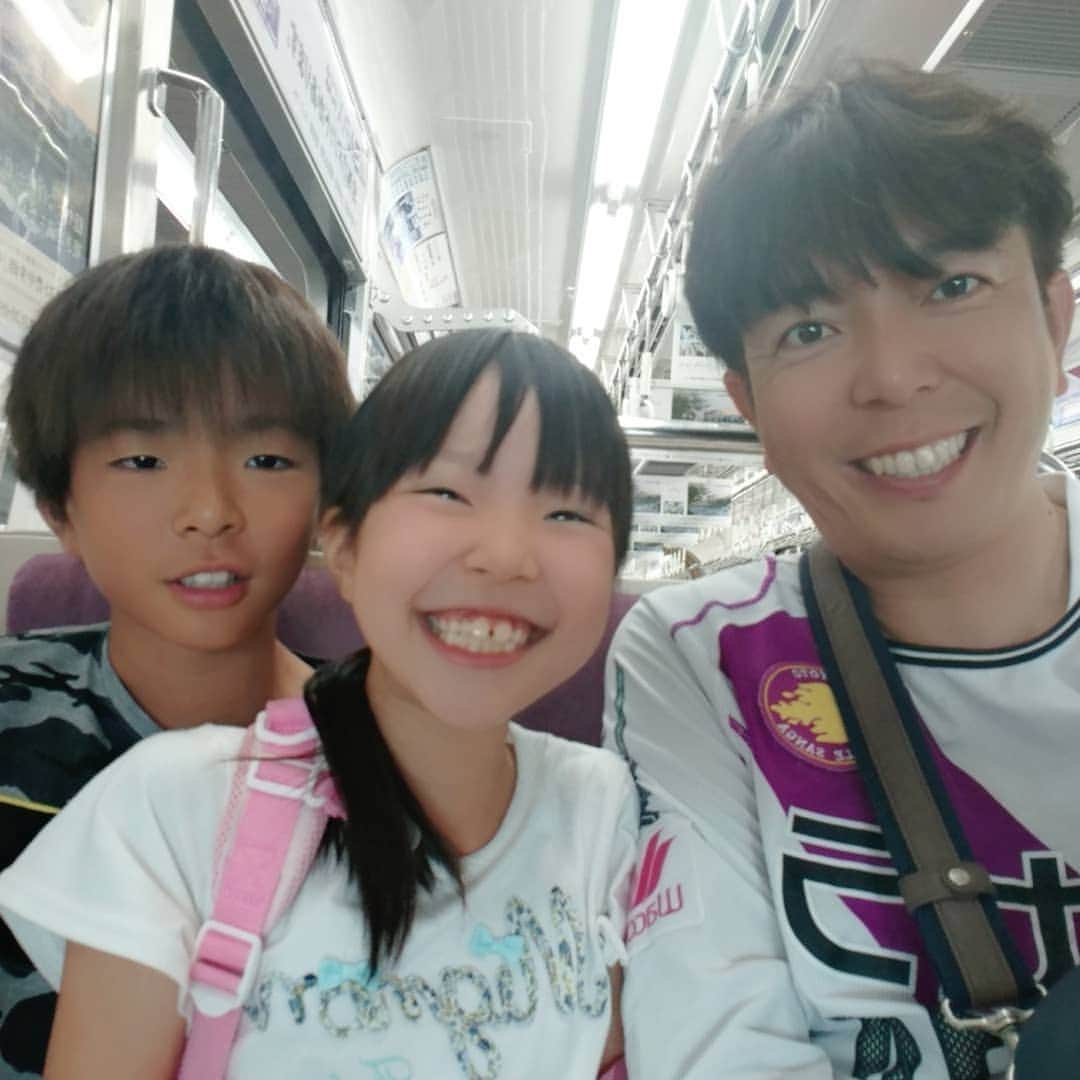 のインスタグラム：「おやすみです！！珍しい組み合わせの３人で茨木の実家へ。そのあとは！もちろん！サンガへ！！ #京都サンガ #sanga  #実家  #大阪モノレール #彩都線 #このあたりでサンガのユニフォーム着るのは勇気がいる」
