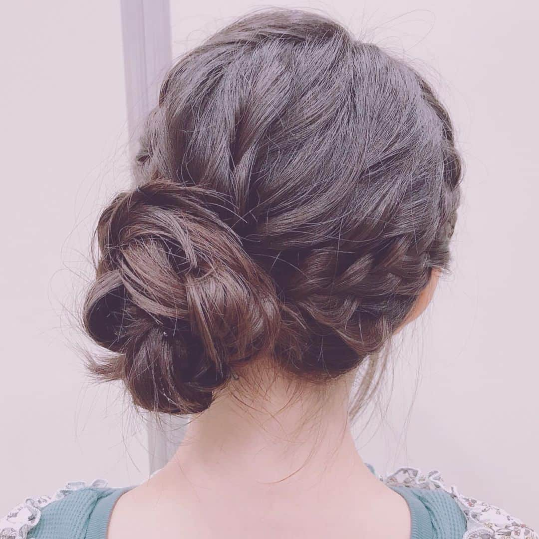 樋渡結依さんのインスタグラム写真 - (樋渡結依Instagram)「昨日の髪型だよ〜❣️ ヘアーメイクさんにふんわりイメージを伝えたらこんな素敵な髪型にして頂きました〜😊 (両サイド編み込み・下にお団子 ・ふわふわとした感じ) 浴衣女子は好きですか？👘 #浴衣におすすめ #浴衣へあアレンジ  #お団子ヘア #編み込みアップスタイル  #オサレカンパニー さん #浴衣女子」8月10日 12時10分 - yui_hiwatashi0430