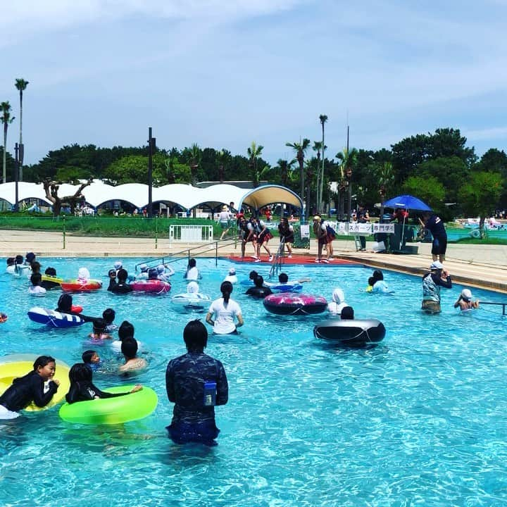 海の中道サンシャインプールのインスタグラム：「先週土曜日のリハーサルに続いて、本日は福岡医健・スポーツ専門学校さんによる水中エクササイズ本番です‼️11:10〜の1回目の様子をアップしてます⤴️本日お越しのお客さまが、たくさん、元気に、楽しそうに参加してくれました😆😆😆 2回目は、14:10〜の予定です😇ぜひ、恐竜噴水プールにどーぞー😆  8/9(金)までの本年入場者数:80,174名  #サンシャインプール #海の中道サンシャインプール #sunshinepool #海の中道海浜公園 #海の中道 #うみなか #uminonakamichiseasidepark #uminonakamichi #uminaka #夏 #夏休み #福岡の夏 #summer #晴れ #福岡 #福岡市 #福岡市東区 #fukuoka  #850万人 #850万人突破 #1万人ごとにプレゼント  #8万人突破 #記念品 #記念品贈呈 #プレゼント #次は9万人 #5万人ごとは景品豪華 #水中エクササイズ #福岡医健・スポーツ専門学校」