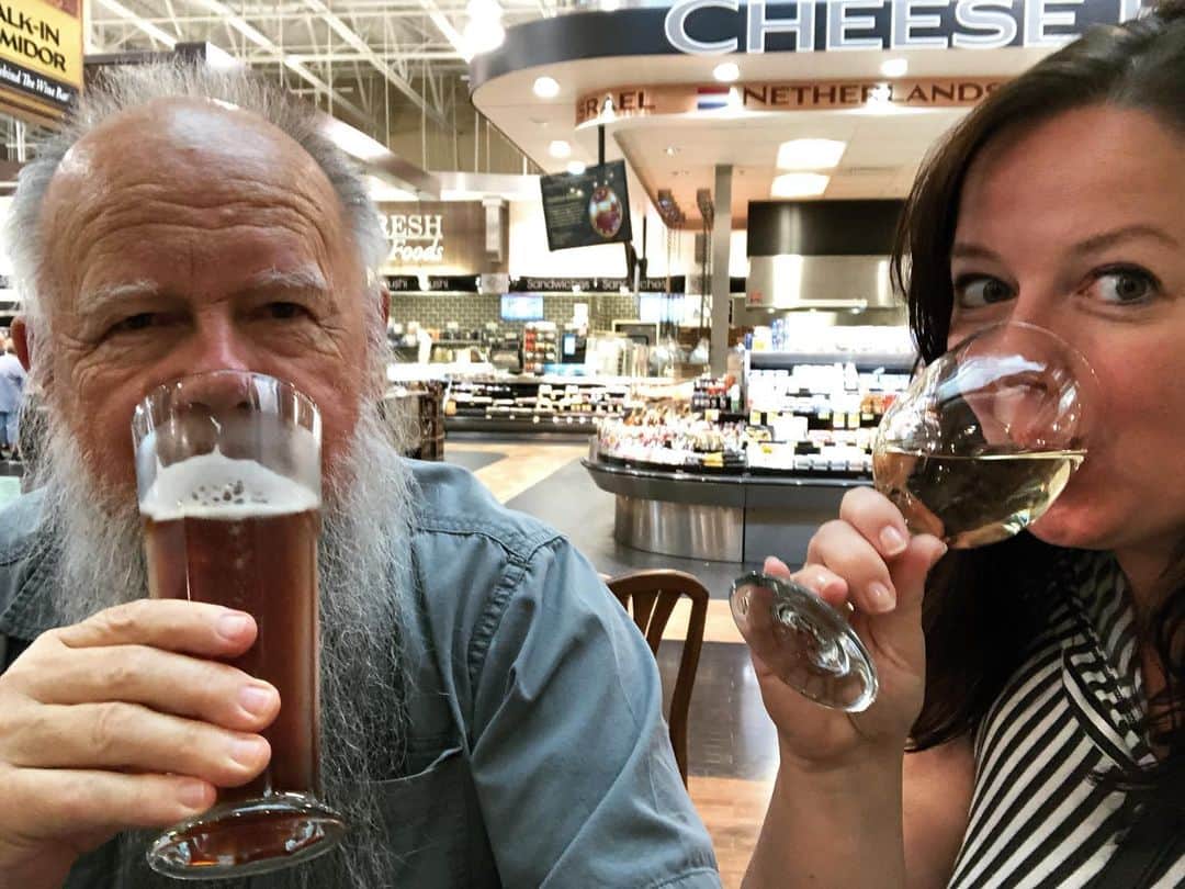 ズザンナ・シャコフスキーのインスタグラム：「There’s a bar in the grocery store. My favorite spot #SouthernPines #HarrisTeeter」