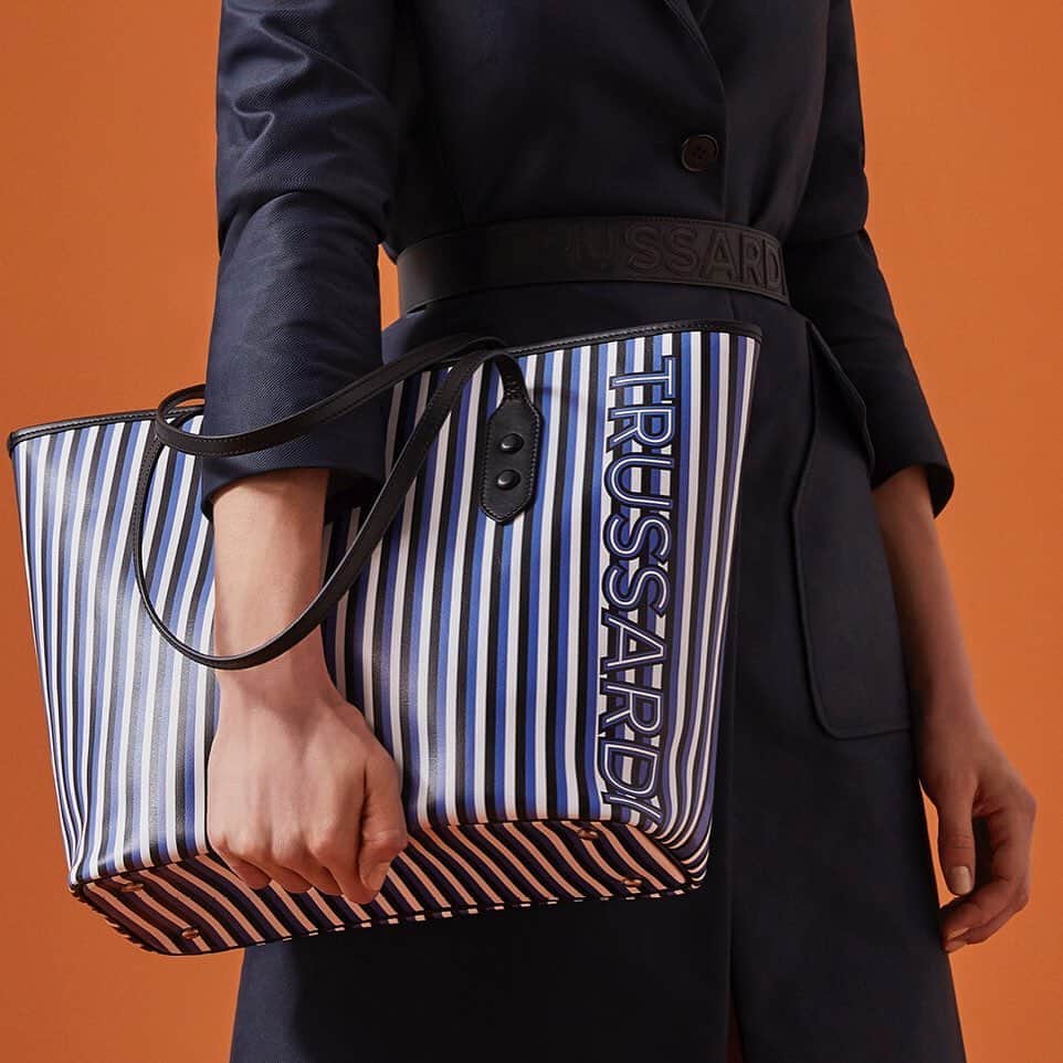のインスタグラム：「The perfect accessory to light up your Summer looks. Discover this and more Trussardi bags on Trussardi.com  #Trussardi #TrussardiBags」