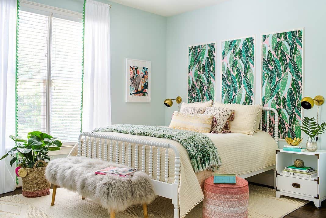 HGTVさんのインスタグラム写真 - (HGTVInstagram)「Hello, teen bedroom of our dreams! 👋 Swipe for the dramatic before of this tropical transformation by @terracottadesignbuild and visit the link in our bio for 13 bedroom before-and-afters that will shock and inspire you. 📸: @jeffherrphoto . . . #interiordesign #teenbedroom #bedroommakeover」8月10日 3時36分 - hgtv