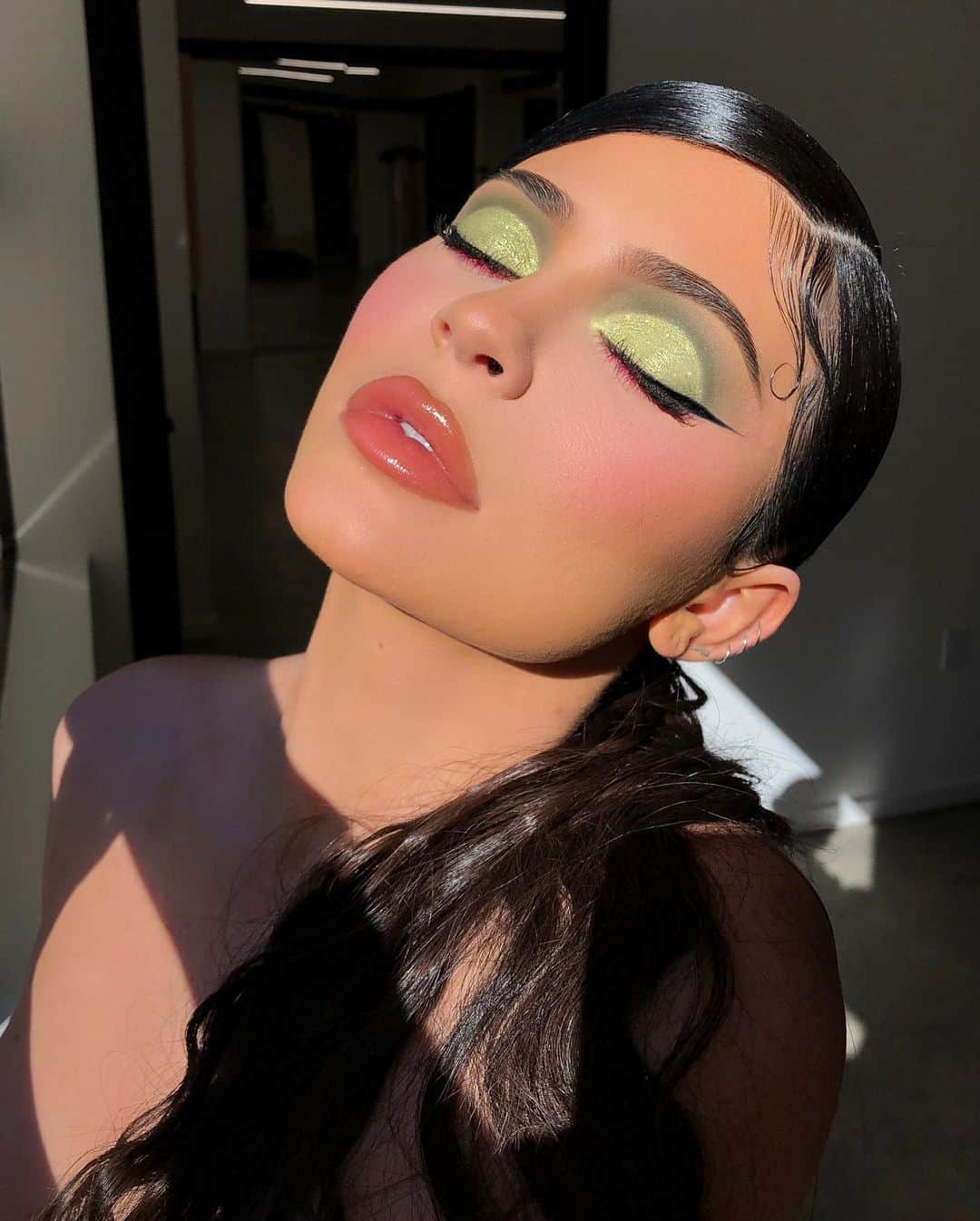 Kylie Cosmeticsさんのインスタグラム写真 - (Kylie CosmeticsInstagram)「Glam 🤑💗 @makeupbyariel killed this look using the new Birthday Palette, High Gloss, & Black Kyliner ✨ entire collection launching 8/10 9am pst」8月10日 3時47分 - kyliecosmetics