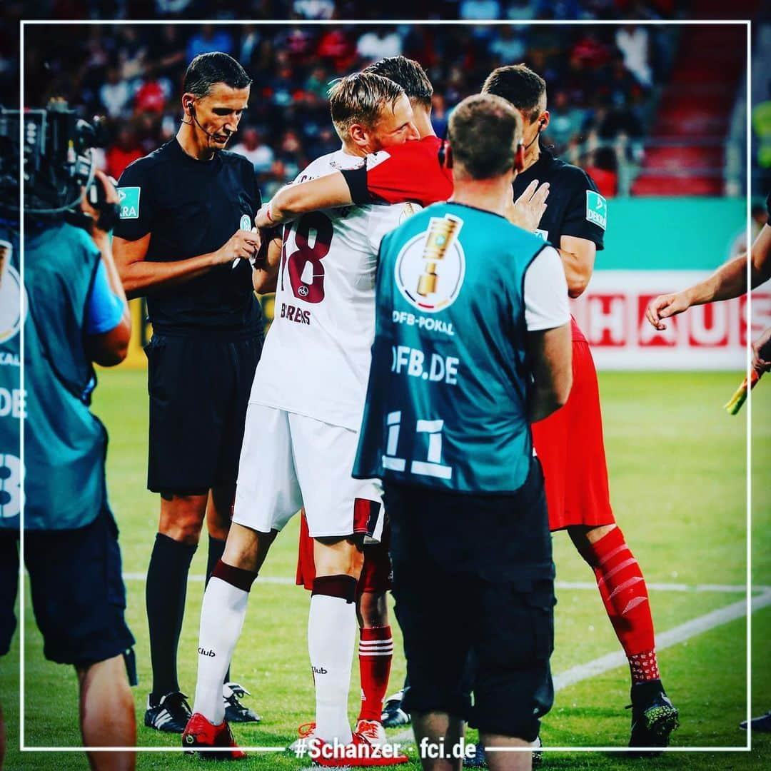 FCインゴルシュタット04さんのインスタグラム写真 - (FCインゴルシュタット04Instagram)「ANPFIFF‼️💥 Alles reinhauen, #Schanzer👊⚫️🔴 Gemeinsam schaffen wir die Überraschung🔥⚽️ . . #Anpfiff #FCIFCN #DFBPokal #Pokal #KOSpiel #Flutlicht #GermanCup #Cup #FCI #FCN #Nürnberg #Bayern #Bavaria #FCIngolstadt #Ingolstadt #Fussball #Soccer #football #Heim #Home #Dahoam #Support #fans #gemeinsam #SchanzerdassindWIR #fight @dfb_pokal」8月10日 3時50分 - dieschanzer