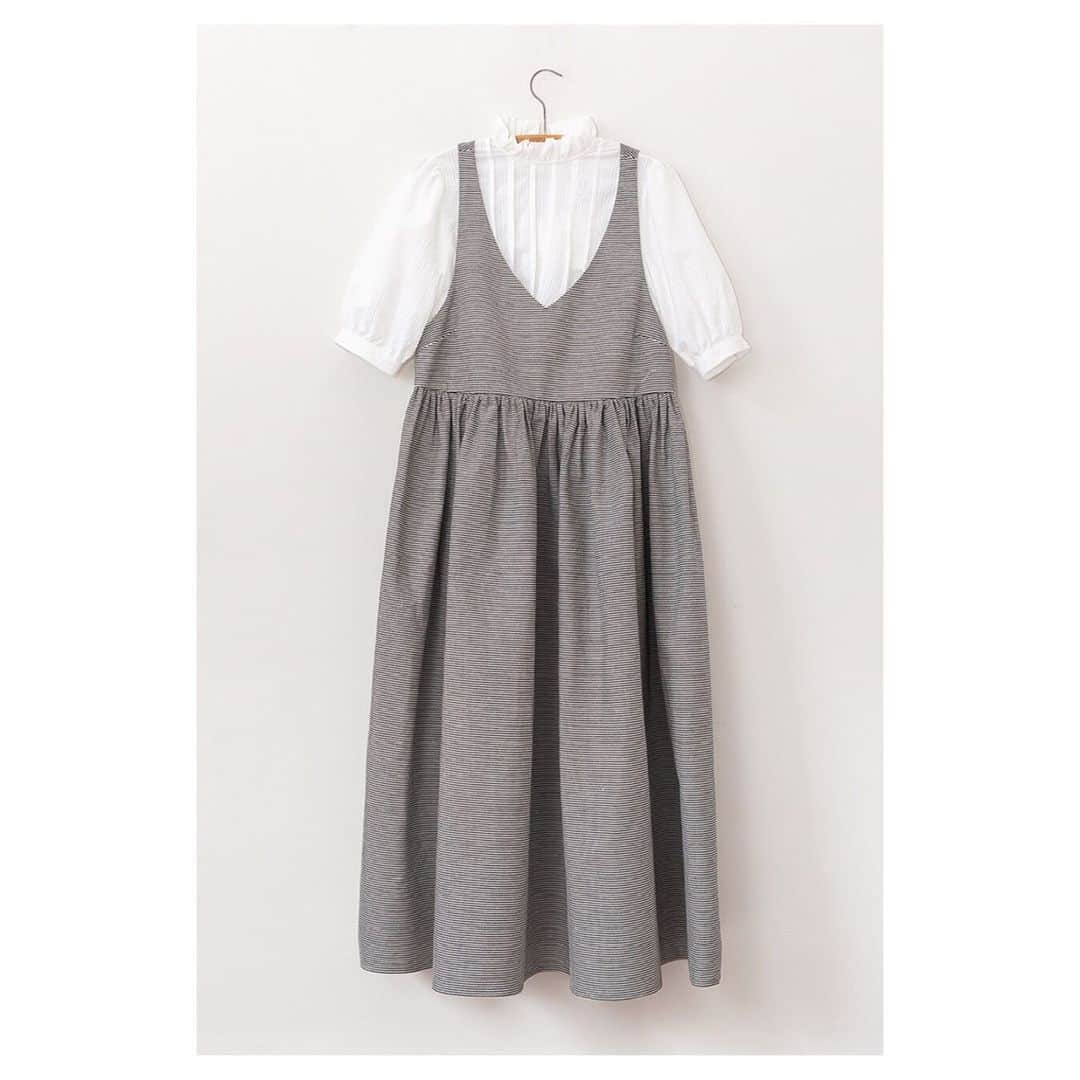 キャベジズ&ローゼズのインスタグラム：「V for V neck 😍Tap to shop the Veronica Dress in Candy Stripe Black. Perfect by herself on sunny days or with the Emeline Blouse in White Seersucker #seersucker #britishmade #britishfabric #madeinlondon #cottondrill #consciousfashion #summerstyle #ecostyle #cabbagesandroses #cabbagesandrosesfashion @christina_strutt @cabbagesandroses_shop」