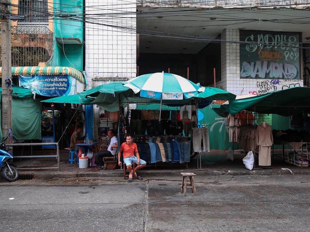 Shunsuke Miyatakeのインスタグラム：「Jeans vendor behind Khaosan Road.」